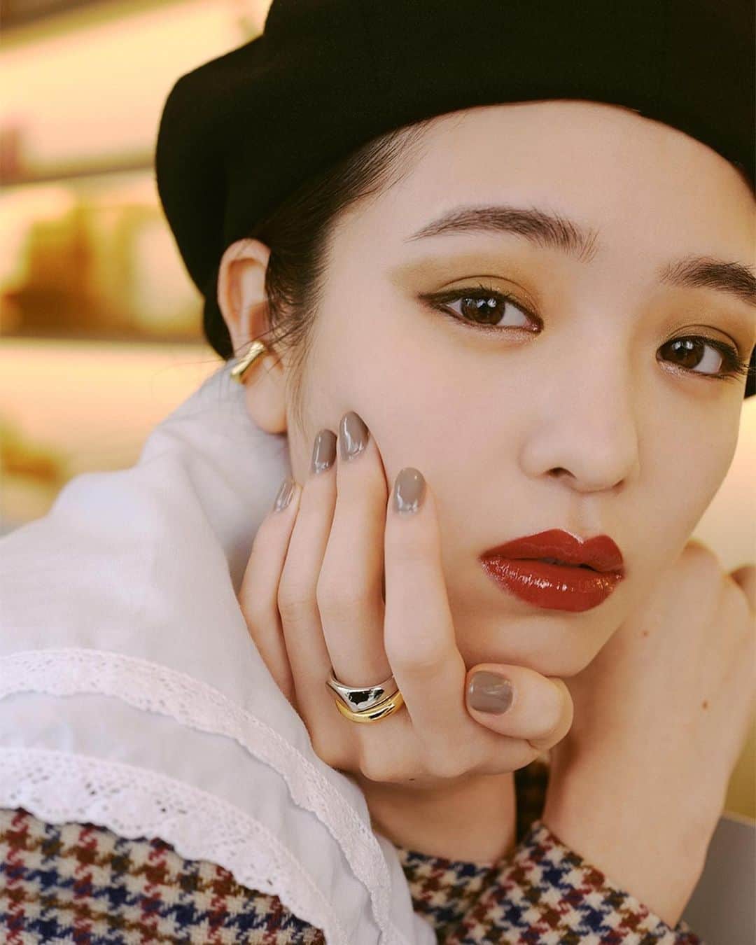 VOGUE GIRL JAPANのインスタグラム：「唇を自分色に染めて色づく「ティント」とブランド史上最高レベルのツヤ感と発色にこだわった「シャイン」の2種類のリキッドルージュがポール ＆ ジョーから登場💄横田真悠がシーンに合わせてリップメイク✨ #voguegirlpromotion  @paulandjoe_beaute MODEL: @yokota_mayuu PHOTOS: @masayatanaka1212 MOVIE: @tabuki_y STYLING: @yokoirie_works HAIR-MAKE UP: @kojimak WRITER: CHIHO EJIRI DIRECTION & DESIGN: @aiaizm EDITOR: @moro_yuki」