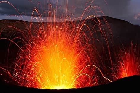 タビイクさんのインスタグラム写真 - (タビイクInstagram)「【51.バヌアツ共和国🇻🇺】  タンナ島にある#ヤスール山 は活火山🌋継続的に噴火を繰り返していて、絶えず噴煙を吹き上げています。  なんと、溶岩が爆発とともに噴き上げる様子を間近に見ることのできるんです！！  .  イギリスの調査会社での調査で「#世界一幸せな国 」に選ばれたバヌアツ💐  そんなバヌアツの人々は、道行く人に挨拶したり、満面の笑顔を返してくれたり、とても大らかで楽天的な国民性☺️「笑顔の民」とも呼ばれています。  【#タビイク世界制覇 】  photo by vanuatu.com.au  ✼••┈┈••✼••┈┈••✼••┈┈••✼••┈┈••✼ ••┈┈••✼ ﻿  \\写真で世界全ての国を巡る［写真で世界制覇］//  海外に行けない今だから 他の国のこともっと知ってみませんか？  @tabiiku をタグ付けすると、お写真が紹介されるかも！？  ✼••┈┈••✼••┈┈••✼••┈┈••✼••┈┈••✼ ••┈┈••✼  #旅行好き#絶景 #タビイク #パプアニューギニア #Vanuatu #リゾート地 #田舎暮らし #オセアニア #バヌアツ #ヤスール火山 #秘境」1月18日 21時02分 - tabiiku