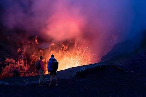 タビイクさんのインスタグラム写真 - (タビイクInstagram)「【51.バヌアツ共和国🇻🇺】  タンナ島にある#ヤスール山 は活火山🌋継続的に噴火を繰り返していて、絶えず噴煙を吹き上げています。  なんと、溶岩が爆発とともに噴き上げる様子を間近に見ることのできるんです！！  .  イギリスの調査会社での調査で「#世界一幸せな国 」に選ばれたバヌアツ💐  そんなバヌアツの人々は、道行く人に挨拶したり、満面の笑顔を返してくれたり、とても大らかで楽天的な国民性☺️「笑顔の民」とも呼ばれています。  【#タビイク世界制覇 】  photo by vanuatu.com.au  ✼••┈┈••✼••┈┈••✼••┈┈••✼••┈┈••✼ ••┈┈••✼ ﻿  \\写真で世界全ての国を巡る［写真で世界制覇］//  海外に行けない今だから 他の国のこともっと知ってみませんか？  @tabiiku をタグ付けすると、お写真が紹介されるかも！？  ✼••┈┈••✼••┈┈••✼••┈┈••✼••┈┈••✼ ••┈┈••✼  #旅行好き#絶景 #タビイク #パプアニューギニア #Vanuatu #リゾート地 #田舎暮らし #オセアニア #バヌアツ #ヤスール火山 #秘境」1月18日 21時02分 - tabiiku