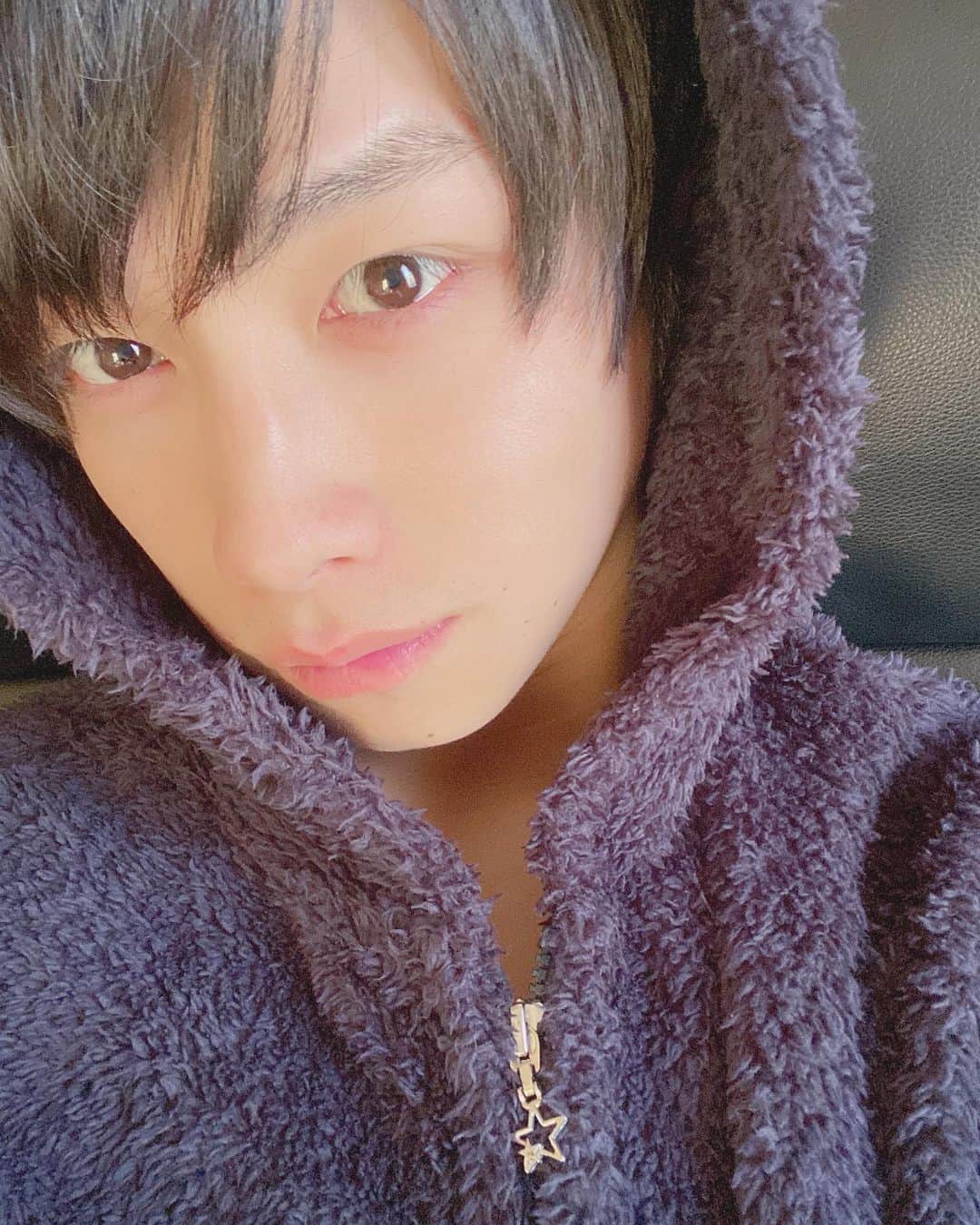 若槇太志郎さんのインスタグラム写真 - (若槇太志郎Instagram)「. 昨日から使い始めたヘアケア達。  シャンプーの匂いがとてもいい。 風呂入るの楽しみになりました笑  頭皮用美容液は使うの初めてだからどんな感じに変わるのか楽しみです👏🏿  #bulkhomme #バルクオム #bulkhomme_jp」1月18日 21時03分 - taishiro.wakamaki.official