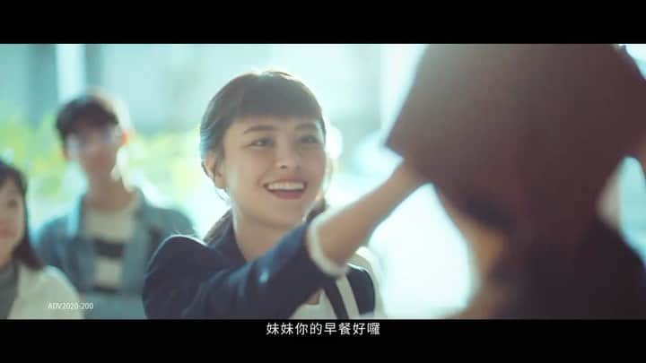 宇珊のインスタグラム：「謝謝導演給我表演空間最後產生了這支放飛自我的廣告🤣 當天不知道在手上擦了幾次 #新鮮精靈精華水 ，手背直接晉升全身最估溜的皮膚～ 想找回新鮮感嗎？ #全新上市精靈水  #新鮮精華 @neutrogenatw  請原諒我手殘一直沒發好刪了又發發了又刪....」