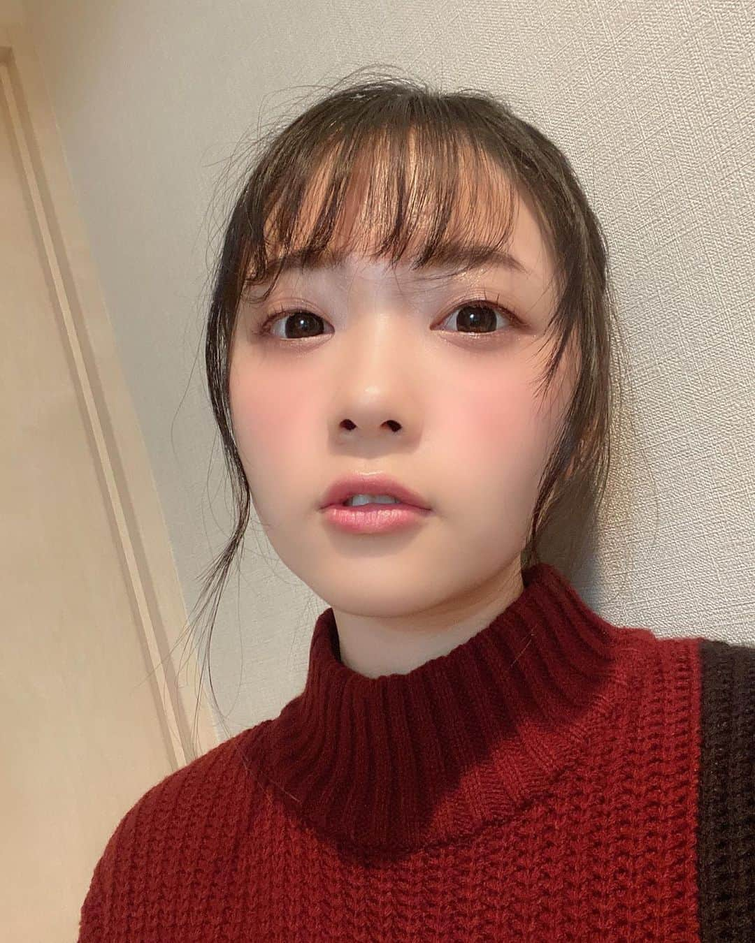 二葉エマさんのインスタグラム写真 - (二葉エマInstagram)「.  寒い日が続きますが皆さんいかがお過ごしですか？？🤧💭  .  #寒いですね#自撮り#自撮り女子 #二葉エマ#布団から出たくないよ #電気毛布買いました#電気毛布生活」1月18日 21時04分 - futaba_ema