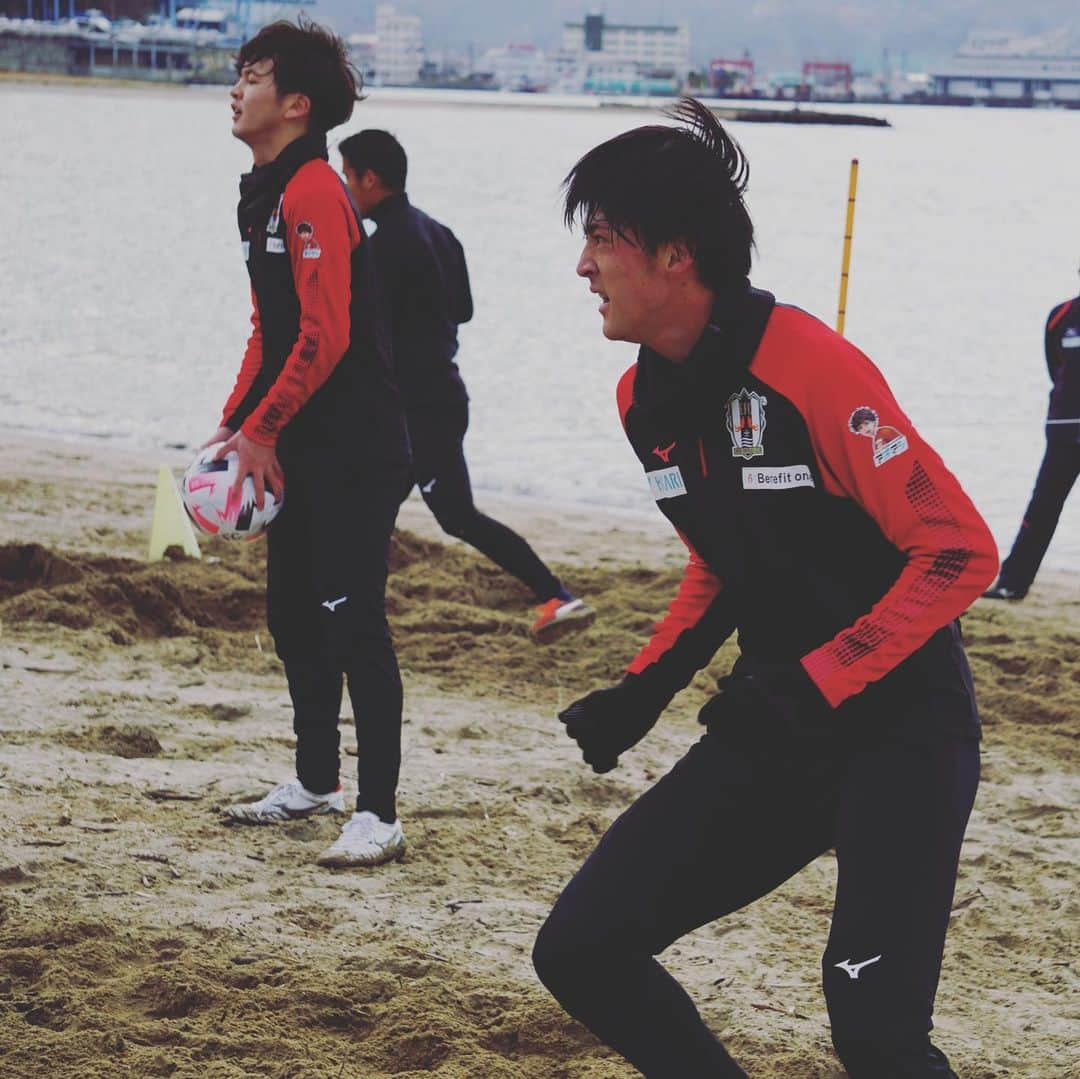 愛媛FCさんのインスタグラム写真 - (愛媛FCInstagram)「砂浜トレーニングpart2🏖🏃🏽‍♂️  さまざまな表情をお届け🕺✨  どの選手がお気に入りですか？😆  #愛媛FC #ehimefc  #soccer #サッカー #走り込み #浦田延尚 #吉田眞紀人 #三原秀真 #吉田晴稀 #池田樹雷人 #川村拓夢 #前田凌佑 #西岡大志 #辻周吾 #野原進平 #フォローお願いします」1月18日 21時04分 - ehimefc12