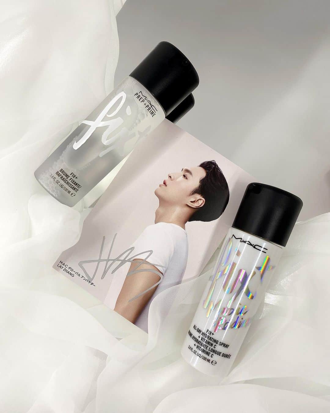 M∙A∙C Cosmetics Japanのインスタグラム：「LAY直筆サイン入りコラボカード＆フィックス+ ラディアンスが当たる！ -#MACXLAY PRESENT CAMPAIGN- M·A·C グローバル アンバサダーのLAY ZHANG @layzhang 直筆サイン入りコラボカードと、 肌にうるおいを与え、輝く肌へ導くミストタイプ化粧水「フィックス+ ラディアンス」を抽選で2名様にプレゼント🌟 ㅤ 応募方法 ①Instagramもしくは、TwitterのMAC公式アカウントをフォロー ➁本日1月18日(月) 午後6時の投稿を指定ハッシュタグをつけてリポスト（再投稿）。 【#MACXLAY #MACXLAYFIXPLUS】 ③投稿する際に「あなたのおすすめ・お気に入りのフィックス+ 使用方法」を記入で応募完了となります ㅤㅤㅤ 締め切りは1月27日(水)23:59までとなります ㅤㅤㅤ ※当選のお知らせはDMからお送りさせて頂きます ※非公開アカウントの方は不参加になります ※応募規約はこちらからご確認ください https://bit.ly/3ioQrIO」