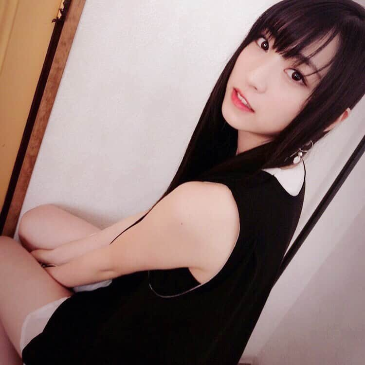 鈴木友梨耶のインスタグラム：「定期的にくる前髪切りたいのお時間だよ✂️  もはや懐かしの黒髪と前髪  #前髪切りたい #小顔になりたい  #あなたはどっち派 #ちなみにいつも #50対50」