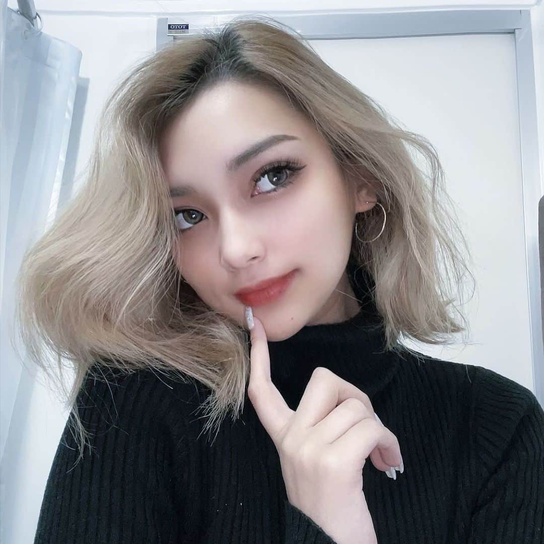 えまぽち(穂波エマ)のインスタグラム：「まつげバサバサ〜💖  種類はバインドロックってやつ！ めっちゃ良き！ お友達のお店だから行ってみて✨  @ribbon_eyelash.official」