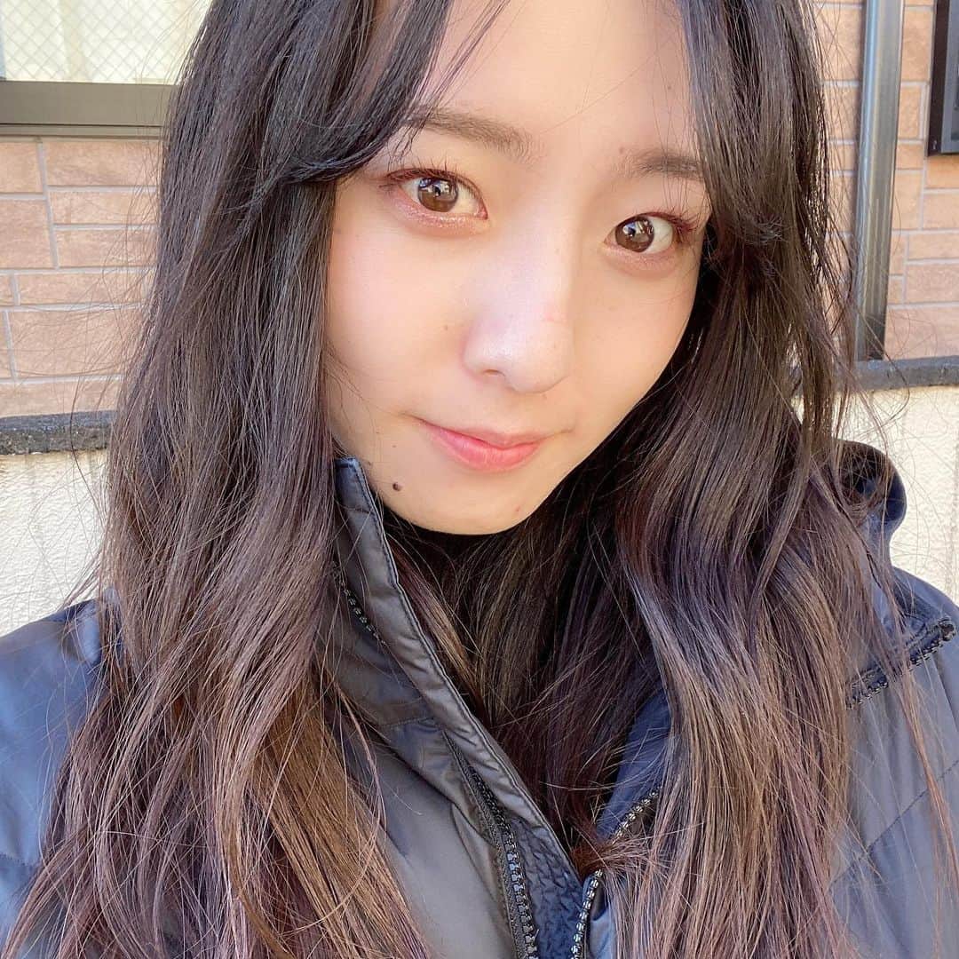 のインスタグラム：「☀️☀️☀️☀️﻿ ﻿ 最近寒かったりあったかかったり﻿ 体調気をつけてね💊﻿ ﻿ ﻿ #自撮り #自撮り女子 #selfie #巻き髪 #巻き髪ロング #地毛 #ダウン #ダウンジャケット」