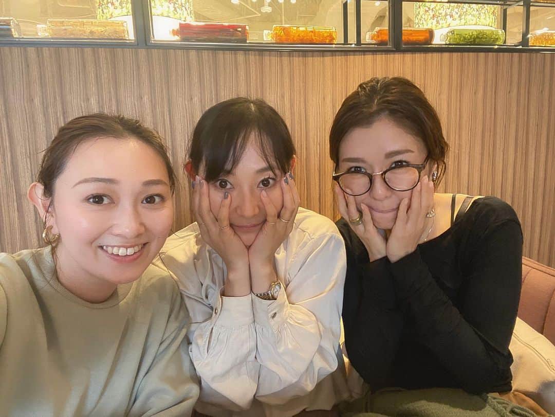 岩崎裕美さんのインスタグラム写真 - (岩崎裕美Instagram)「#過去pic   だいぶと時差投稿ですが、保木とみーたんと🍽👯‍♀️  また落ち着いた頃には、 みんなで楽しくわいわいお食事したいね😌🍰  早く前のような世界に戻って欲しい🌏 しばらくは過去の投稿で美味しいものや楽しい思い出を載せます。(って元々が基本時差投稿だけども🧞←)  お二人さん、いつもありがとう♡ ＿＿＿＿＿＿＿＿＿＿＿＿＿＿＿＿＿＿＿＿＿＿＿＿＿ #cafe #lunch #coffee #cake #sweet #cosmekitchen #cosmekitchenadaptation #restaurant #gourmet #ランチ #カフェ #ケーキ #スイーツ #サラダ #コーヒー #コスメキッチン #大阪グルメ #大阪カフェ #大阪ランチ #大阪 #珈琲 #梅田 #珈琲」1月18日 21時12分 - hiromi_iwasaki