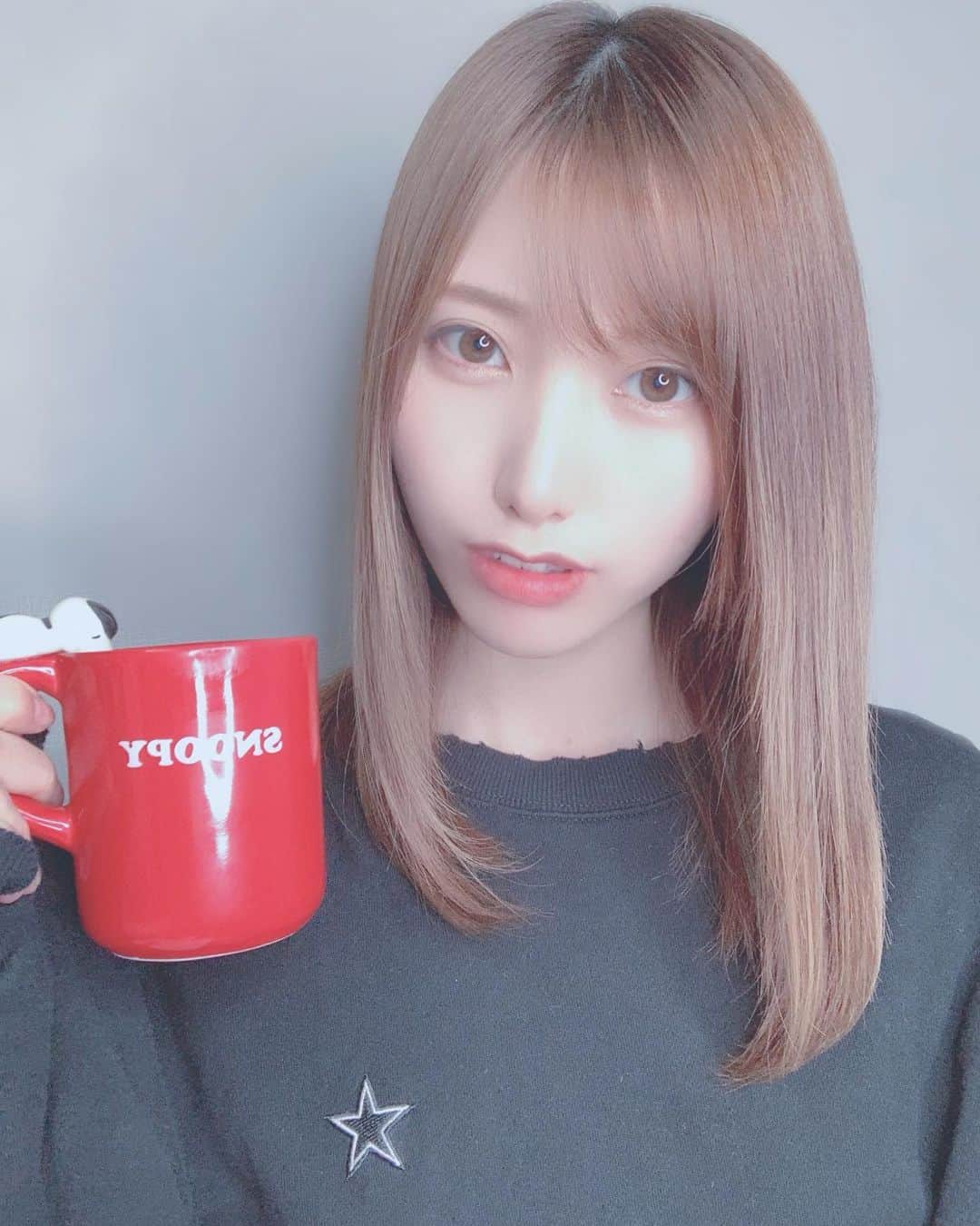 まきせれなのインスタグラム：「毎日カフェラテ🐶☕️💭 ໒꒱· ﾟ #ライブ配信#ライバー#pococha#おうち時間#自撮り#撮影会モデル#ゲーム女子#ゲーマー女子#japanesegirl #部屋着#裸眼#ナチュラルメイク#裸眼メイク #アニメ好き」