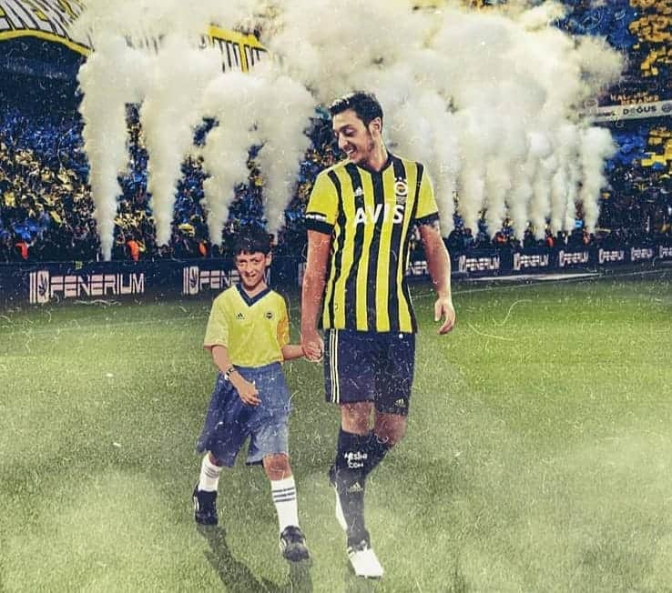 メスト・エジルのインスタグラム：「Geçmiş ve Gelecek 💛💙 Past & Future 💛💙」