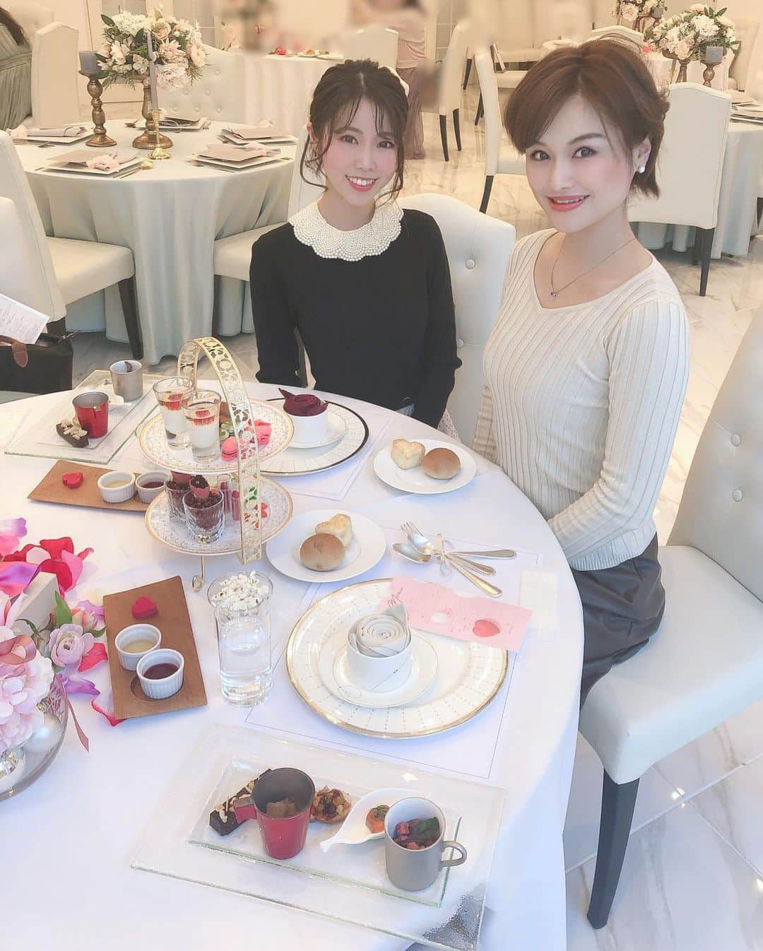 じゅみさんのインスタグラム写真 - (じゅみInstagram)「💒✨﻿ ﻿ ﻿ 大阪本町にある﻿ @cafe_tony_garden  のアフタヌーンティー🍰☕️へ﻿ ﻿ 以前こちらで歌わせていただいたこともあり﻿ 思い出がある場所🎤✨﻿ ﻿ 今回は期間限定め﻿ ショコラをモチーフにしたメニューでした🍫﻿ ﻿ スイーツだけかと思いきや﻿ お食事系メニューも充実してて﻿ お腹も満たされました😋🍴﻿ (しょっぱい味好きwww)﻿ ﻿ スイーツメニューも﻿ 薔薇が入ったゼリーや﻿ リップみたいなムースなど﻿ こだわりがたくさん🥰﻿ ﻿ 可愛すぎる〜とよしえちゃんと﻿ はしゃいできました💛﻿ ﻿ ソーシャルディスタンスが﻿ 凄すぎるくらい取られてて﻿ かなり贅沢な空間🌹﻿ ﻿ こちらはドレス試着もできるので﻿ 最高のロケーションで撮影も楽しめる﻿ 女子会に最高の場所でした💓﻿ ﻿ ﻿ ▶︎ドレス写真・お得情報は次の投稿で👗﻿💓 ﻿ ﻿ #カフェトニーガーデン﻿ #ラファエロカフェ #セントラファエロチャペル御堂筋　#結婚式場 #wedding﻿ #ブライダル大阪 #ブライダル #ドレス撮影 #アフタヌーンティー﻿ #大阪グルメ #本町グルメ」1月18日 21時25分 - jumy_as