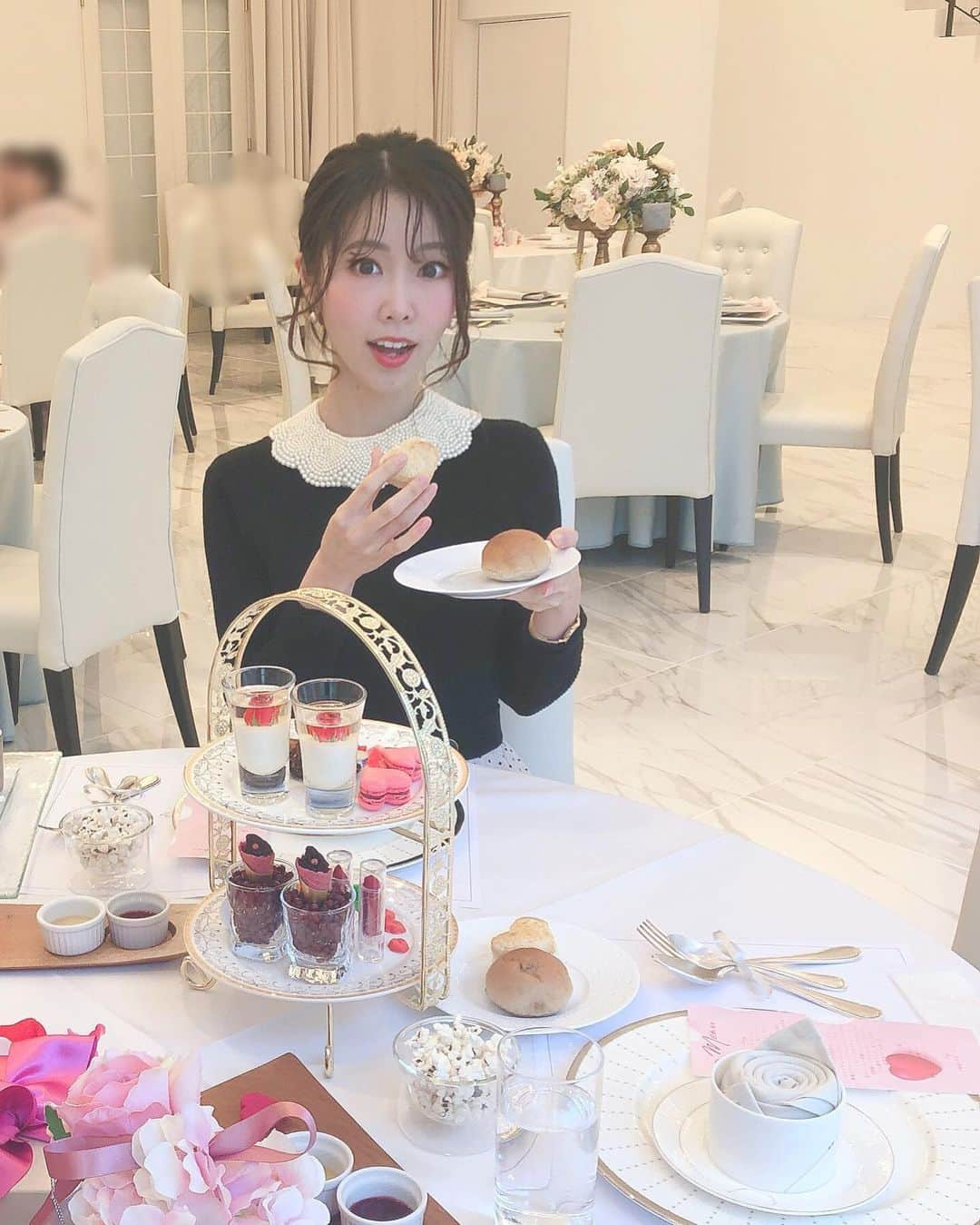 じゅみさんのインスタグラム写真 - (じゅみInstagram)「💒✨﻿ ﻿ ﻿ 大阪本町にある﻿ @cafe_tony_garden  のアフタヌーンティー🍰☕️へ﻿ ﻿ 以前こちらで歌わせていただいたこともあり﻿ 思い出がある場所🎤✨﻿ ﻿ 今回は期間限定め﻿ ショコラをモチーフにしたメニューでした🍫﻿ ﻿ スイーツだけかと思いきや﻿ お食事系メニューも充実してて﻿ お腹も満たされました😋🍴﻿ (しょっぱい味好きwww)﻿ ﻿ スイーツメニューも﻿ 薔薇が入ったゼリーや﻿ リップみたいなムースなど﻿ こだわりがたくさん🥰﻿ ﻿ 可愛すぎる〜とよしえちゃんと﻿ はしゃいできました💛﻿ ﻿ ソーシャルディスタンスが﻿ 凄すぎるくらい取られてて﻿ かなり贅沢な空間🌹﻿ ﻿ こちらはドレス試着もできるので﻿ 最高のロケーションで撮影も楽しめる﻿ 女子会に最高の場所でした💓﻿ ﻿ ﻿ ▶︎ドレス写真・お得情報は次の投稿で👗﻿💓 ﻿ ﻿ #カフェトニーガーデン﻿ #ラファエロカフェ #セントラファエロチャペル御堂筋　#結婚式場 #wedding﻿ #ブライダル大阪 #ブライダル #ドレス撮影 #アフタヌーンティー﻿ #大阪グルメ #本町グルメ」1月18日 21時25分 - jumy_as