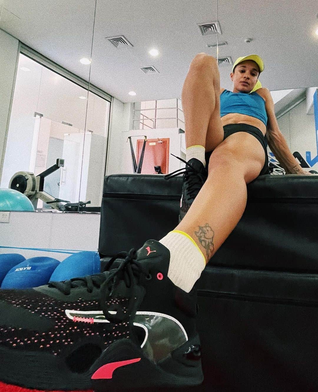 ジョディ・ウィリアムズのインスタグラム：「feeling good lifting better 🏋🏽‍♀️✨ in my new 👟 @puma fuse   #girlswholift #fitnessmotivation #pumafuse #powerlifting」