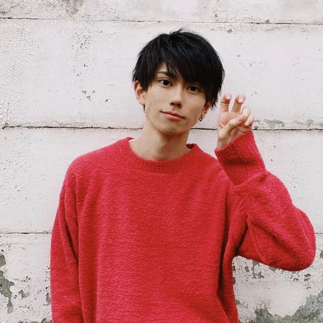 樋口晃平のインスタグラム：「髪が長いのと短いのどっちがいい？？  ※撮影時のみマスクを外しています。 . . . . #mensfashion #men #mensstyle #menshair #menswear #fashion #red #fashiongram #fashionmodel #model #instagood #instapic #instalike #instagram #hiar #hiarstyle #red #pink #instadaily #good #picture #pic #hairstyle #japan #tokyo #photo #emotional#lfl #メンズモデル#メンズファッション#樋口晃平」