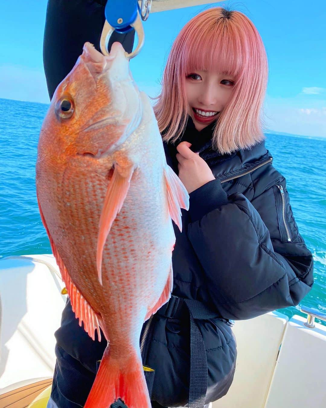 MAYUのインスタグラム：「． こりゃメデタイ！  久しぶりの海釣りへ… クルーザーで観音崎まで  今まで史上1番船酔いして ダウンしちゃいました  釣りしてると 自然の厳しさを感じれて まだまだ自分は弱いと実感します」