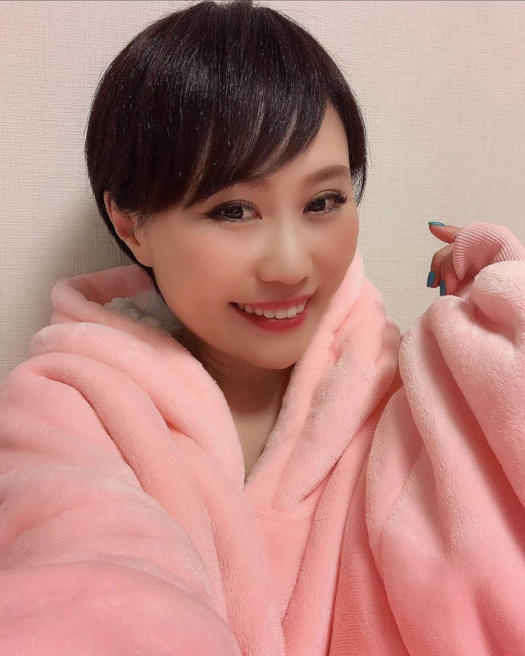 のインスタグラム：「着る毛布☁️☁️☁️ あたたかすぎてフワフワ気持ちいい.....😴💤  #着る毛布 #着る毛布最高」