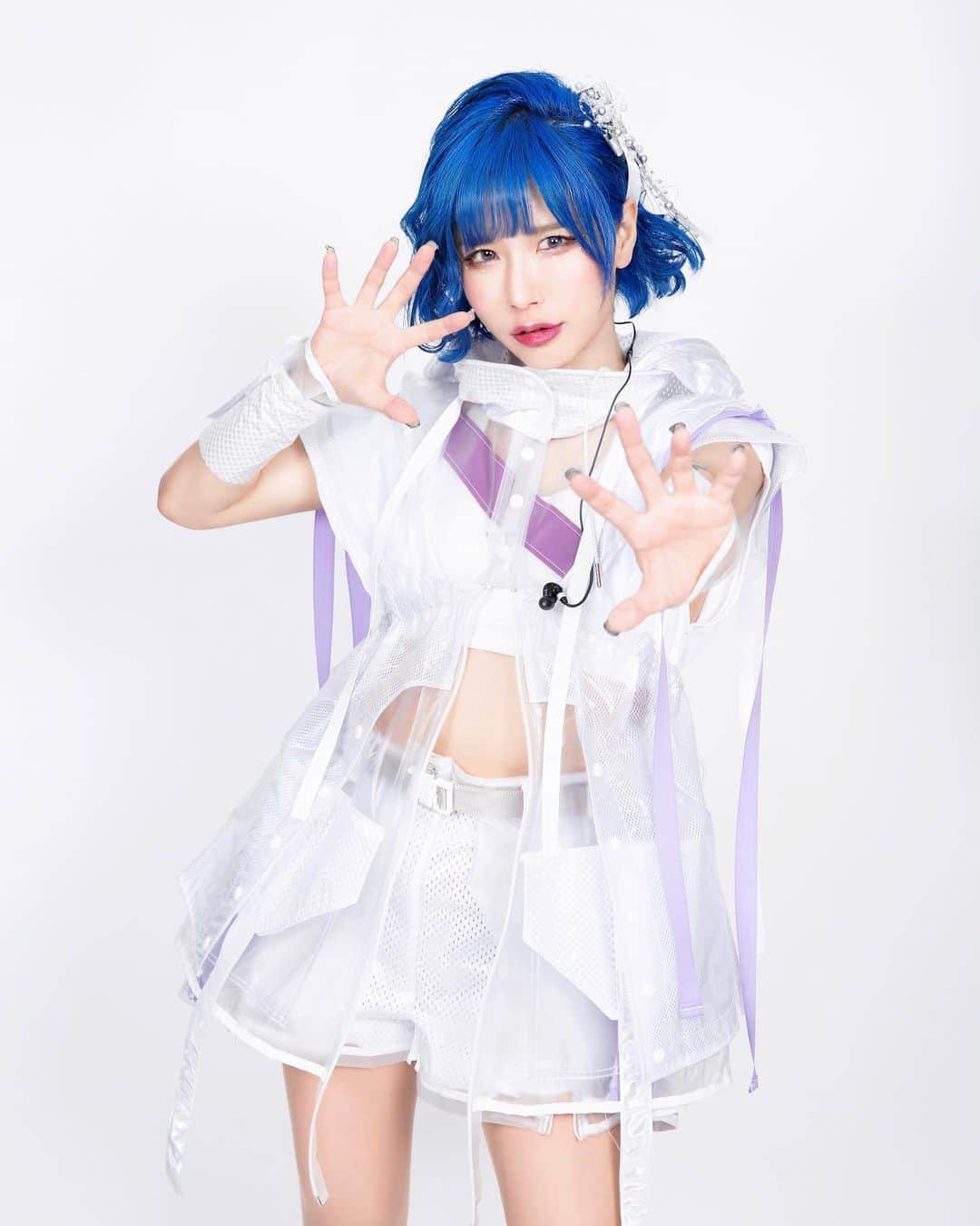 病夢やみいのインスタグラム：「. 病夢やみい 日本武道館-1部-  photo @espresso_17 costume @nrtayn_95  hair set @cocooosaki hair color @___moch__ hair extension @logmisato  nails @xnailist.yuriyurix  make up @yammy__________   🪡☁️🪡☁️🪡☁️🪡☁️🪡  #CY8ER#bluehair#tattoogirl #ボブアレンジ#外ハネボブ#派手髪 #셀카#머리스타그램#헤어컬러링#단발머리」
