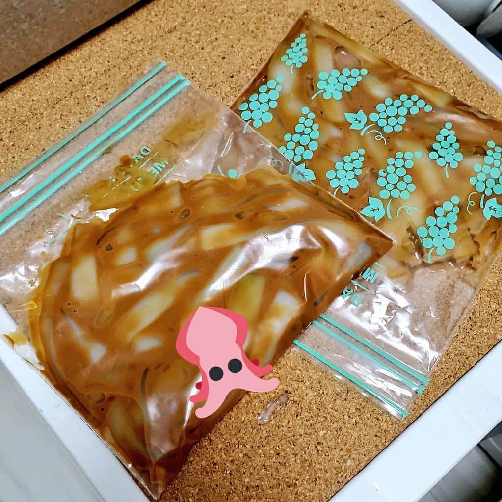 鈴木奈都さんのインスタグラム写真 - (鈴木奈都Instagram)「大きくてイカにも肝がでかそうなイカを買ったので、塩辛に。 墨袋もデカかったので、イカ墨カレーにしたよ。 実際は写真よりも結構黒め。 磯の香り強くてうめー🦑  #サバヨミキッチン #スーパー鮮魚売場  #スルメイカ」1月18日 21時24分 - suzukinatsu