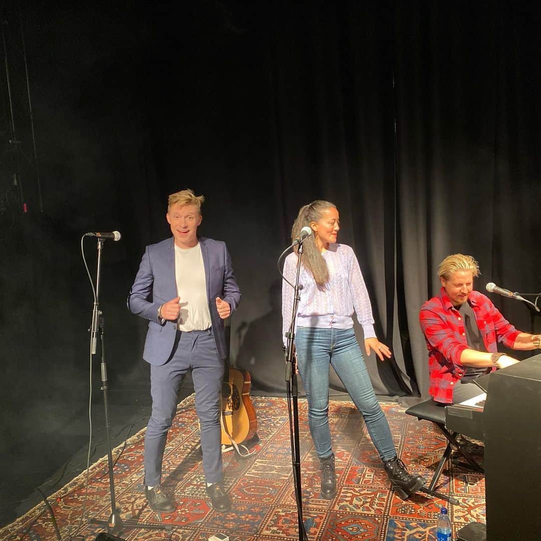 のインスタグラム：「Miss this! Rehearsal and gigs with great people 😍  #thisisjustlife #duet」