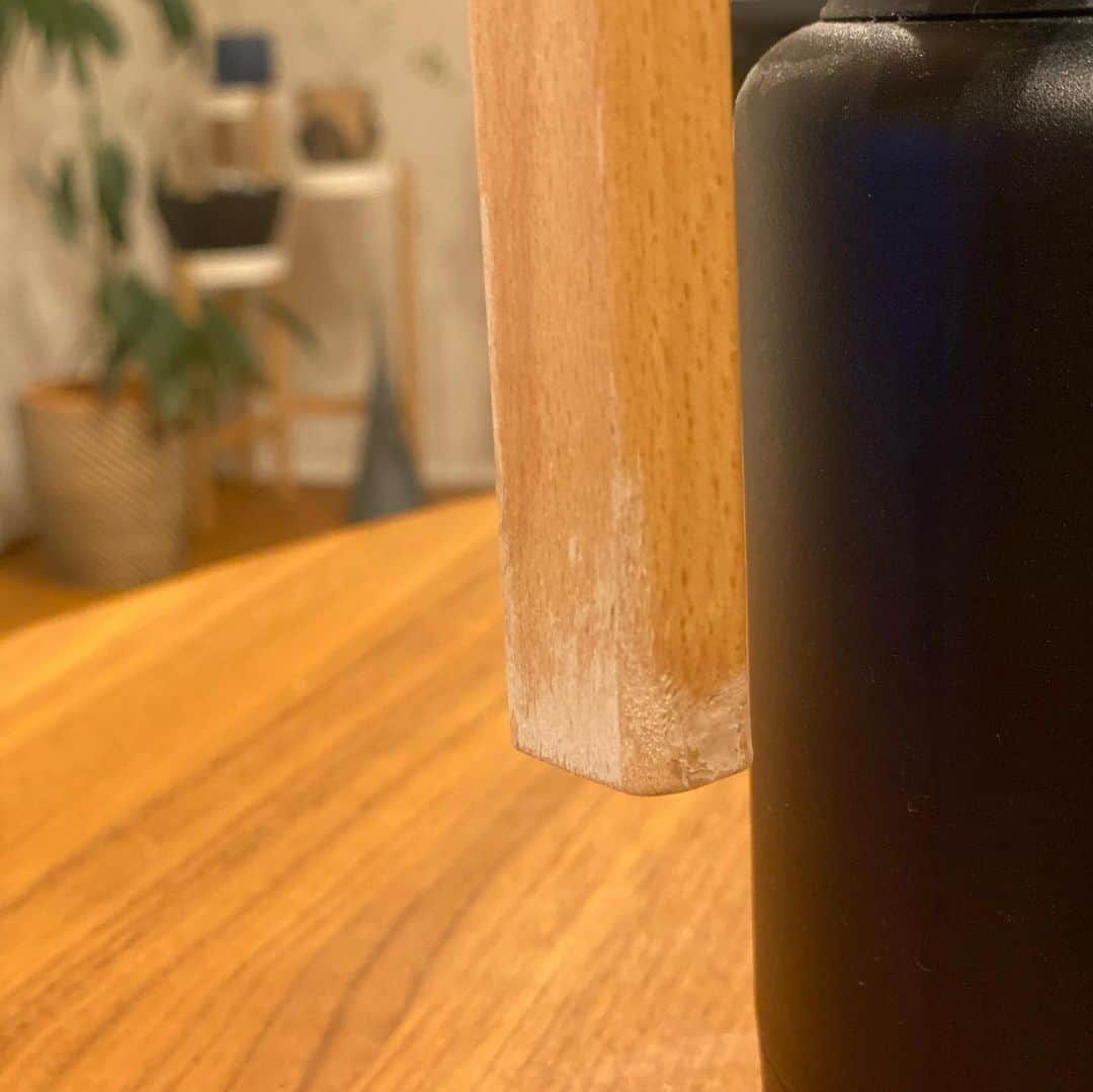 minminさんのインスタグラム写真 - (minminInstagram)「𐄢ケトルのお手入れ𐄢  昨日のケトルのストーリーズ。 同じ状況で困ってます〜😭と沢山DMが来て ビックリ‼️  使ってる人多いんですね〜😅  この写真の黒いケトルのハンドル部分 透明な塗料が塗ってあって使っているうちに剥げて ガサガサになるんです😭  このまま使用すると割れの原因にもなりそうなので 一度表面の塗装を全て落とし蜜蝋ワックスを 塗りました。  紙やすりは裏側に番数が書いてあり 数字が小さくなるほど目が粗くなり 削りも粗くなります。  逆に番数が増えるほど目が細かくなり 削りも細かくなり肌触りも良くなります。  なので  今回は120番を最初に使い 荒削りで塗装が落ちたら320番に変えて仕上げました。  最後に蜜蝋を塗りましたが ない方はオリーブオイルでも🫒大丈夫だと思います。  手がベトベトになるくらい 沢山塗らないで下さいね😂💦 ティッシュにちょっとぐらいで大丈夫です。  あとは乾拭きをしっかりすると完璧です。  ２枚目👉に動画を載せたので 良ければ見てみてくださいね✨  #木製品#木部#お手入れ#暮らし#暮らしを楽しむ#ポット#ケトル#ダイニング#玄関#リビング#リビング階段#ダイニングテーブル#植物のある暮らし#おうちカフェ#シンプルライフ#RIVERS」1月18日 21時34分 - amiagram