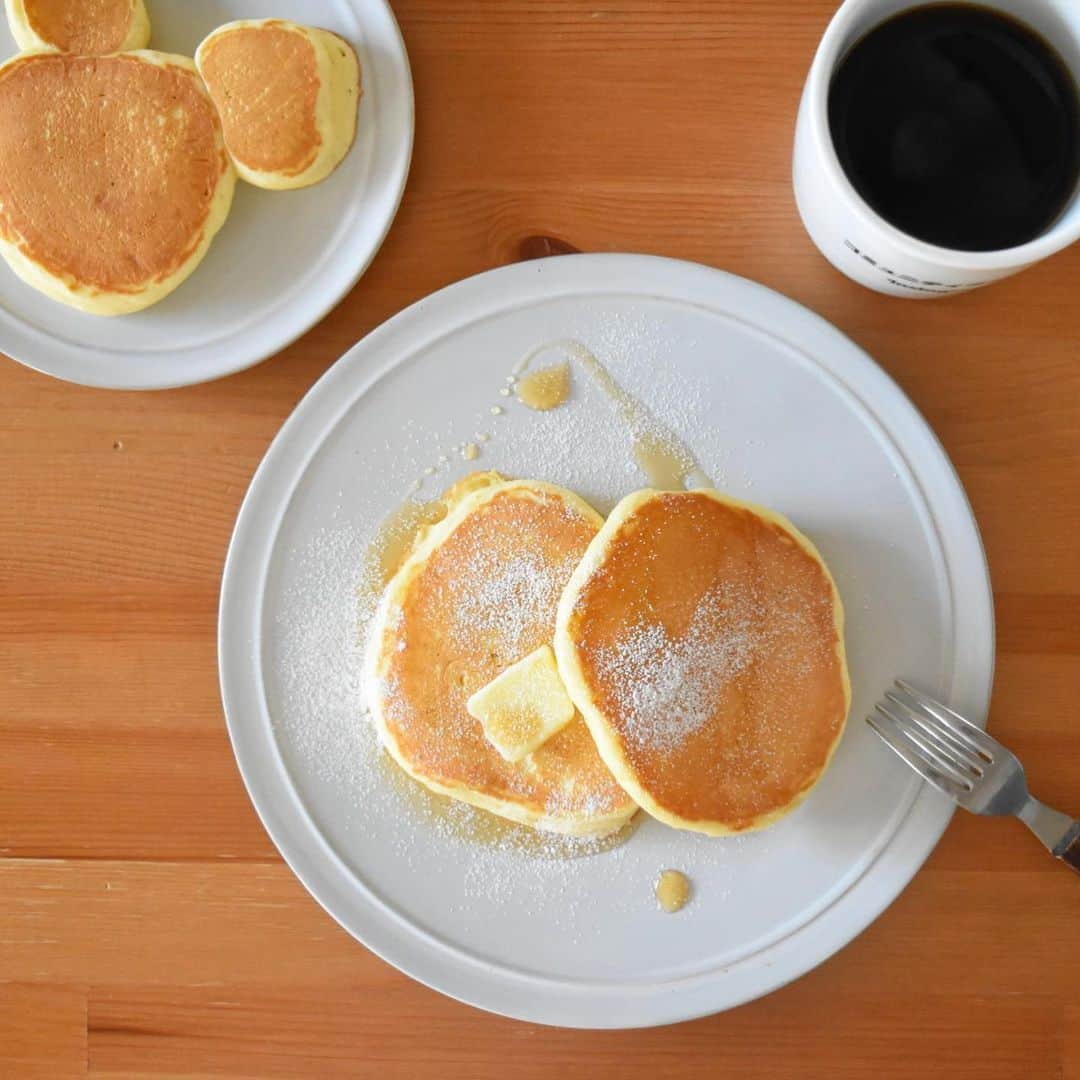 山崎佳のインスタグラム：「Yesterday’s breakfast. 最近子どもからリクエストが多いホットケーキ(休みの日しか焼かないけど)。コーヒーたっぷり飲みたい時は、前にInstagramの方からもらったマグがちょうど良くてよく使ってる。」