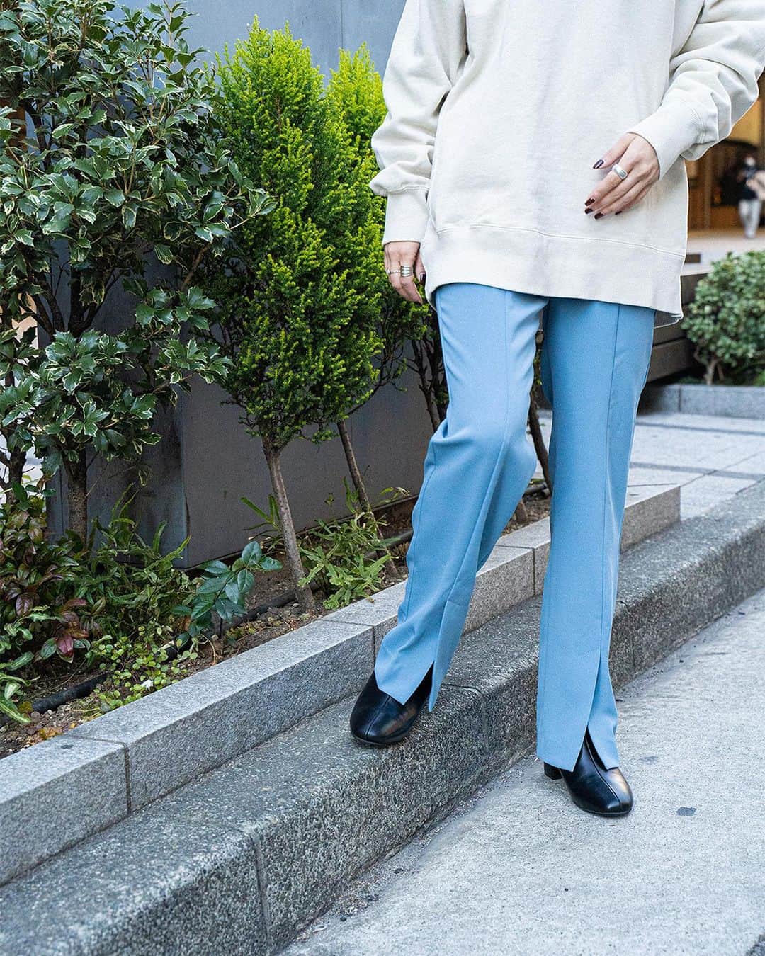 のインスタグラム：「﻿ 【 J-ダブルクロスセンタースリットパンツ 】﻿ ﻿ フロントスリットがポイントのテーパードパンツ。﻿ 程よいフィット感があり、綺麗見えする素材になっています。﻿ さらりとした肌触りが気持ち良く、しわになりにくいのも嬉しいポイント。﻿ ﻿ SIZE :  S , M﻿ COL : black , brown , blue﻿ ¥ 8,500+tax ﻿ ﻿ ---------------------------------------------------﻿ ﻿ 【SHOP LIST】﻿ ﻿ JOINT WORKS SHINJUKU﻿ 035-363-7572﻿ ﻿ JOINT WORKS MARK IS MINATOMIRAI﻿ 045-640-0177﻿ ﻿ JOINT WORKS LALA PPORT TOKYO-BAY﻿ 047-421-7101﻿ ﻿ ﻿ ﻿ #jointworks ﻿ #baycrews﻿ #2021ss﻿ #newitem ﻿ #newarrivals﻿  #mensfashion﻿  #ladysfashion」
