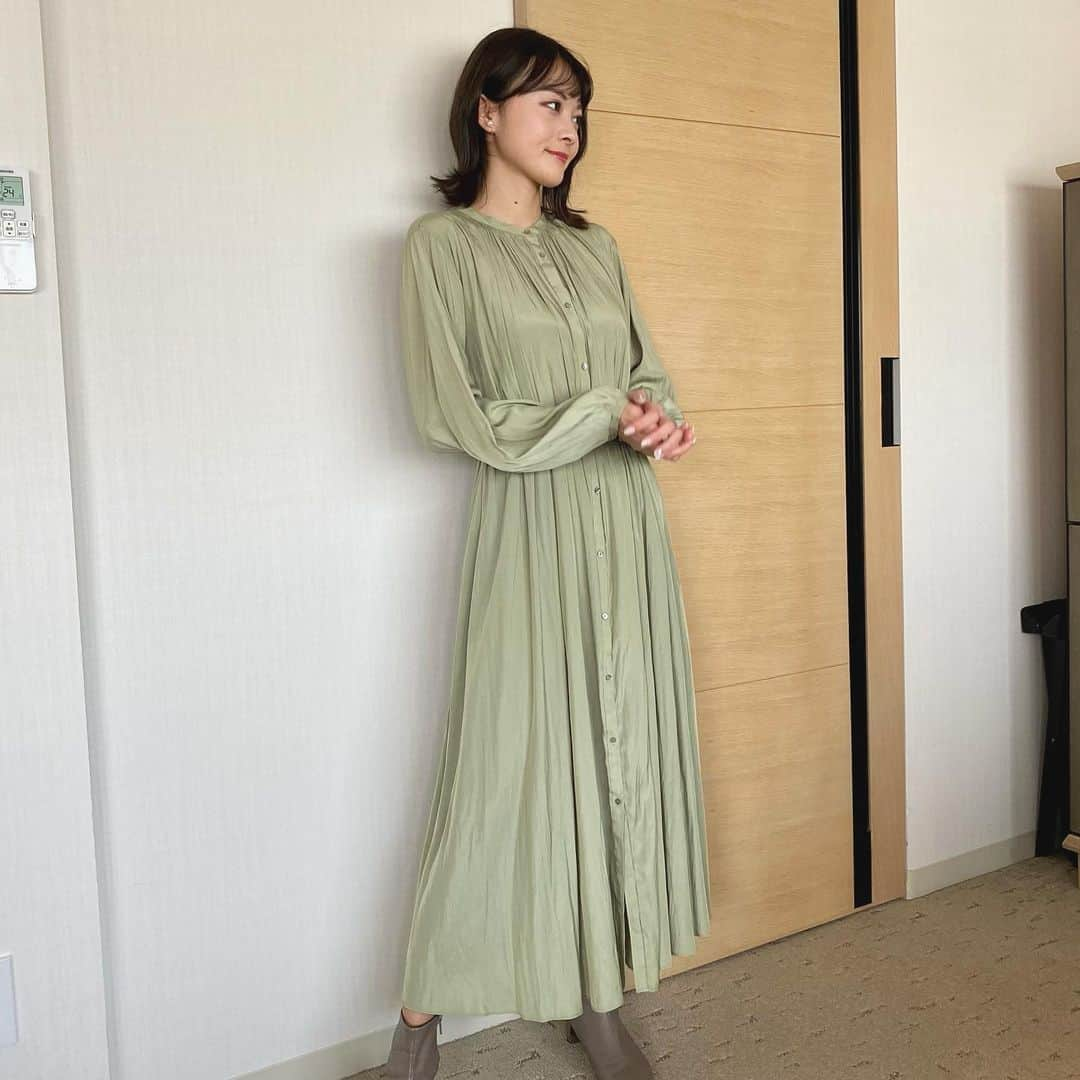 中塚美緒さんのインスタグラム写真 - (中塚美緒Instagram)「くすみ色コーデ🤍🌿  2枚目のワンピースに、ゆる袖ニットを合わせてみたよ〜😋💗  ニットを合わせることで骨格ナチュラルさんにもピッタリなコーデに😻✊  ニットとワンピースはどっちもmilaowen💐  春先でも大活躍の コーデの予感🤭」1月18日 21時26分 - nakatsuka_mio