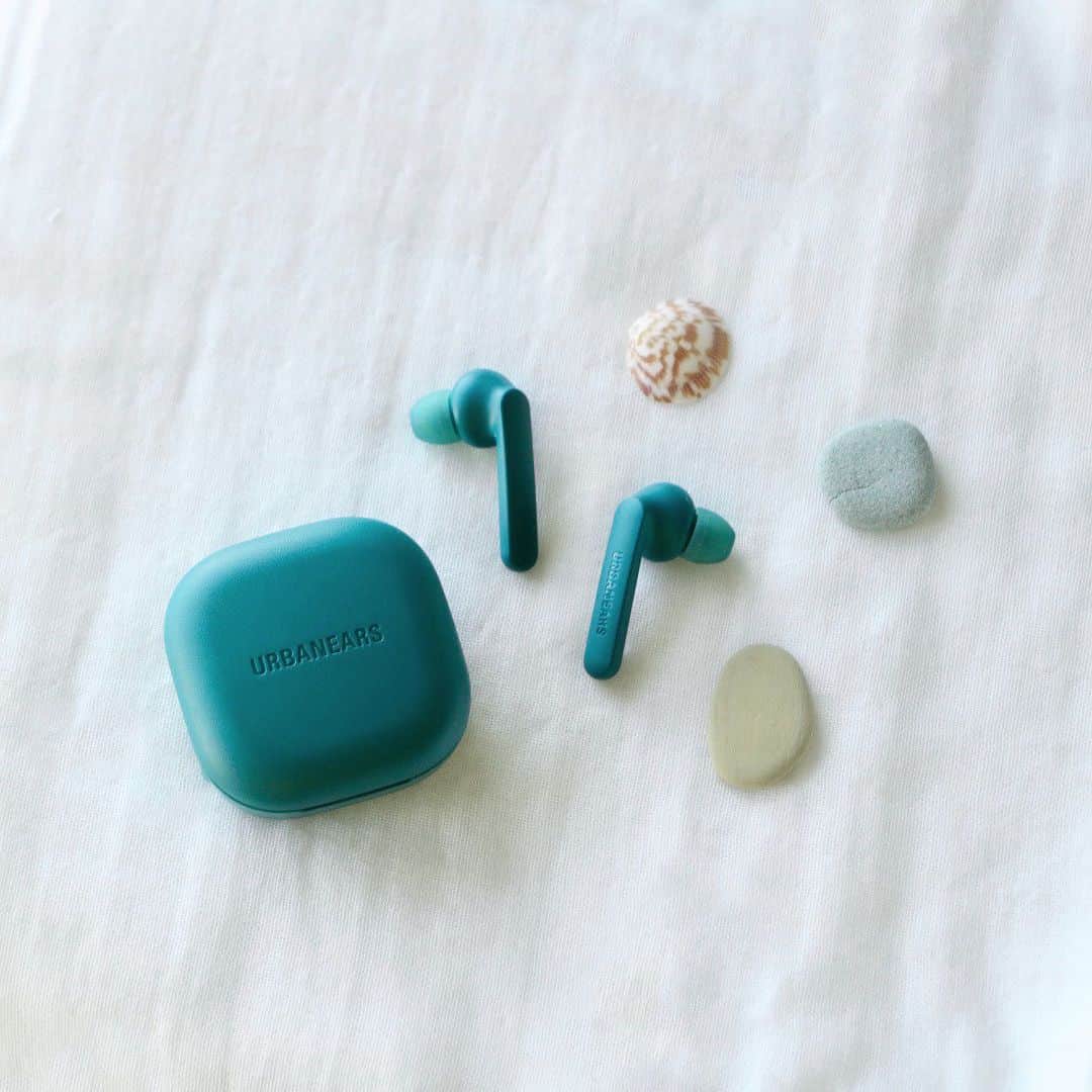 のインスタグラム：「最近買ったフルワイヤレスイヤホンはスウェーデンのオーディオブランド『URBANEARS』のもの。  きれいな色のTEAL GREENがお気に入り。 育児や家事をしながら 音楽やラジオを聴くのにちょうどいい。 お財布にもやさしくてGOOD！  #URBANEARS #フルワイヤレスイヤホン」