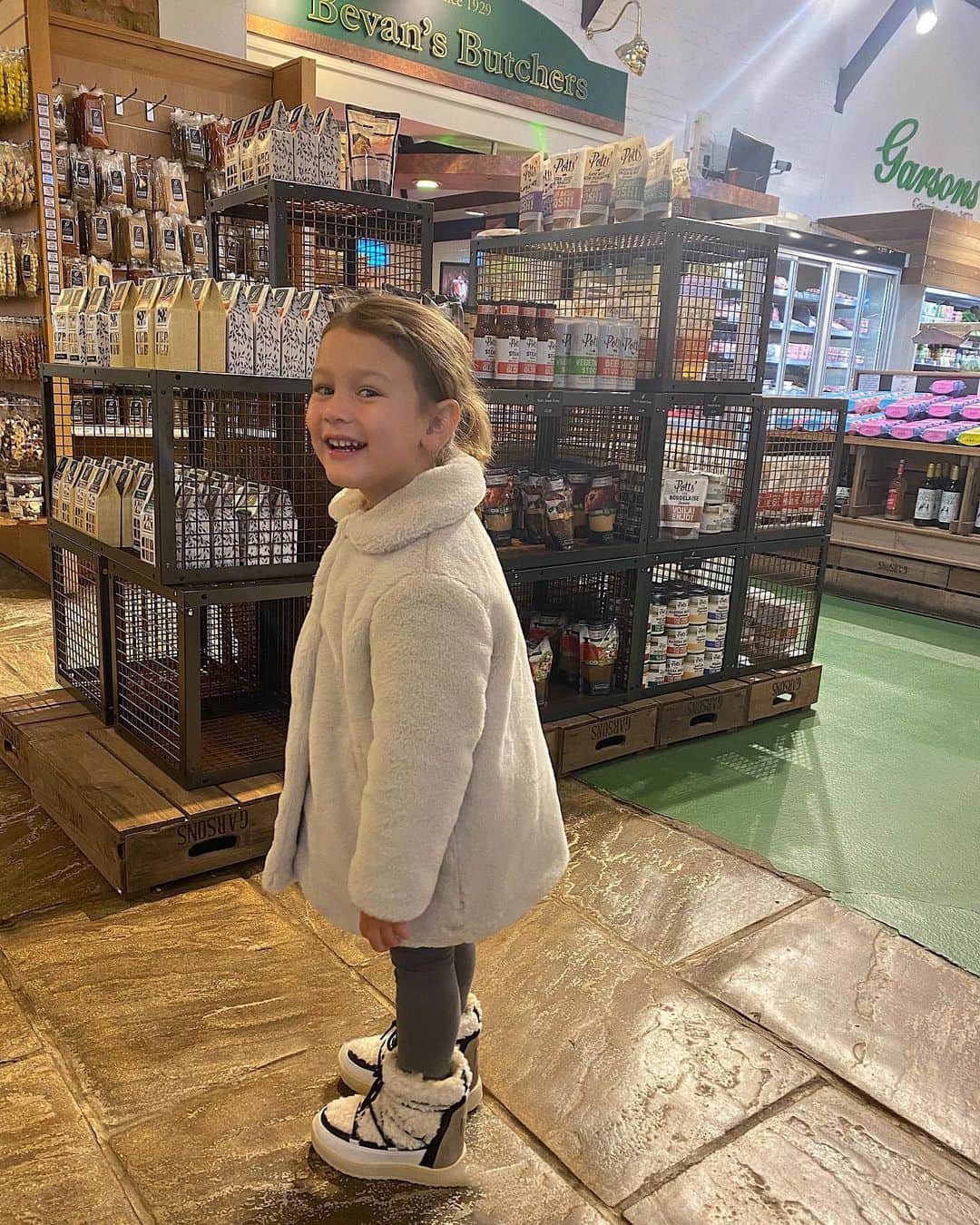 サム・フェアーズのインスタグラム：「Always with mumma. Getting ingredients for a homemade curry 🥘 😋 ps Rosie you look so cute & cosy 🥰」