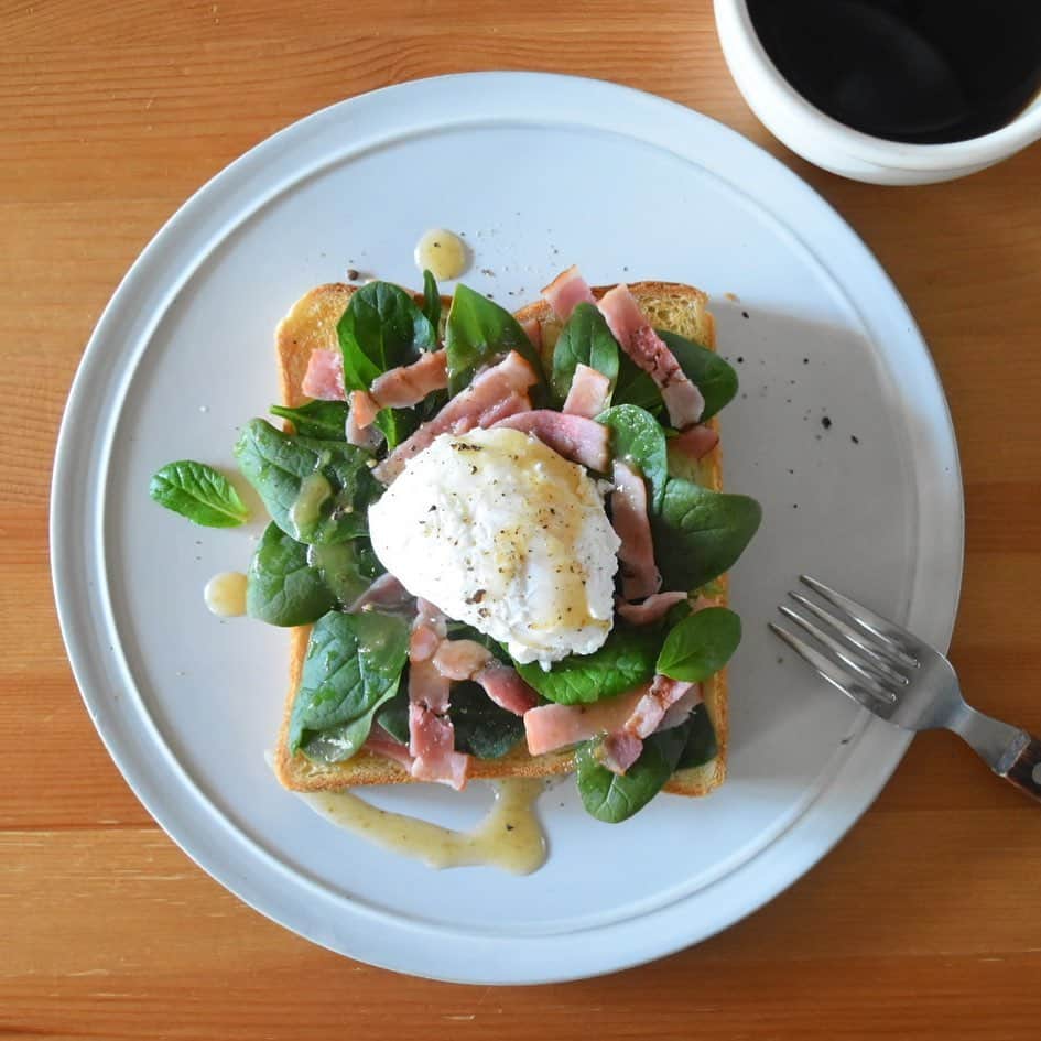 山崎佳のインスタグラム：「Today’s breakfast. 若干失敗したポーチドエッグ、ベーコン、ベビーリーフ。」