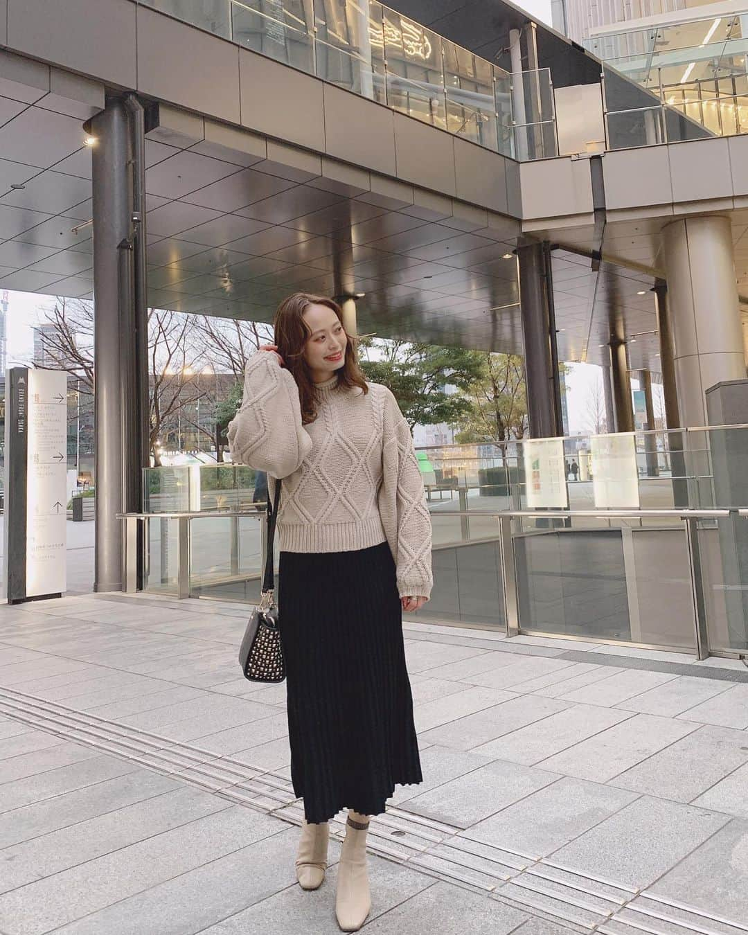 榊本麻衣さんのインスタグラム写真 - (榊本麻衣Instagram)「♡♡﻿ ﻿ ﻿ beige×black code👢🧶﻿ ﻿ ﻿ knit： @murua_official skirt： @colony2139_jp﻿ bag： @michaelkors boots： @randa_pic ﻿ ﻿ ﻿ 3枚目の顔良くするんやけど(癖で)﻿ 普段あまりのせへんからたまにはのせてみた🥺笑﻿ ﻿ ﻿ ﻿ #mai___fashion #mai___code #code #コーデ #コーディネート #冬コーデ #coordinates #fashion #ファッション #outfit #笑顔 #smile #ootd #お洒落さんと繋がりたい #可愛い #カジュアル #カジュアルコーデ #ラフコーデ #大人カジュアル #ブラウンコーデ #ベージュコーデ #ゆるコーデ  #knit #ゆるニット #ニットスカート #MURUA #RANDA」1月18日 21時29分 - maipipii