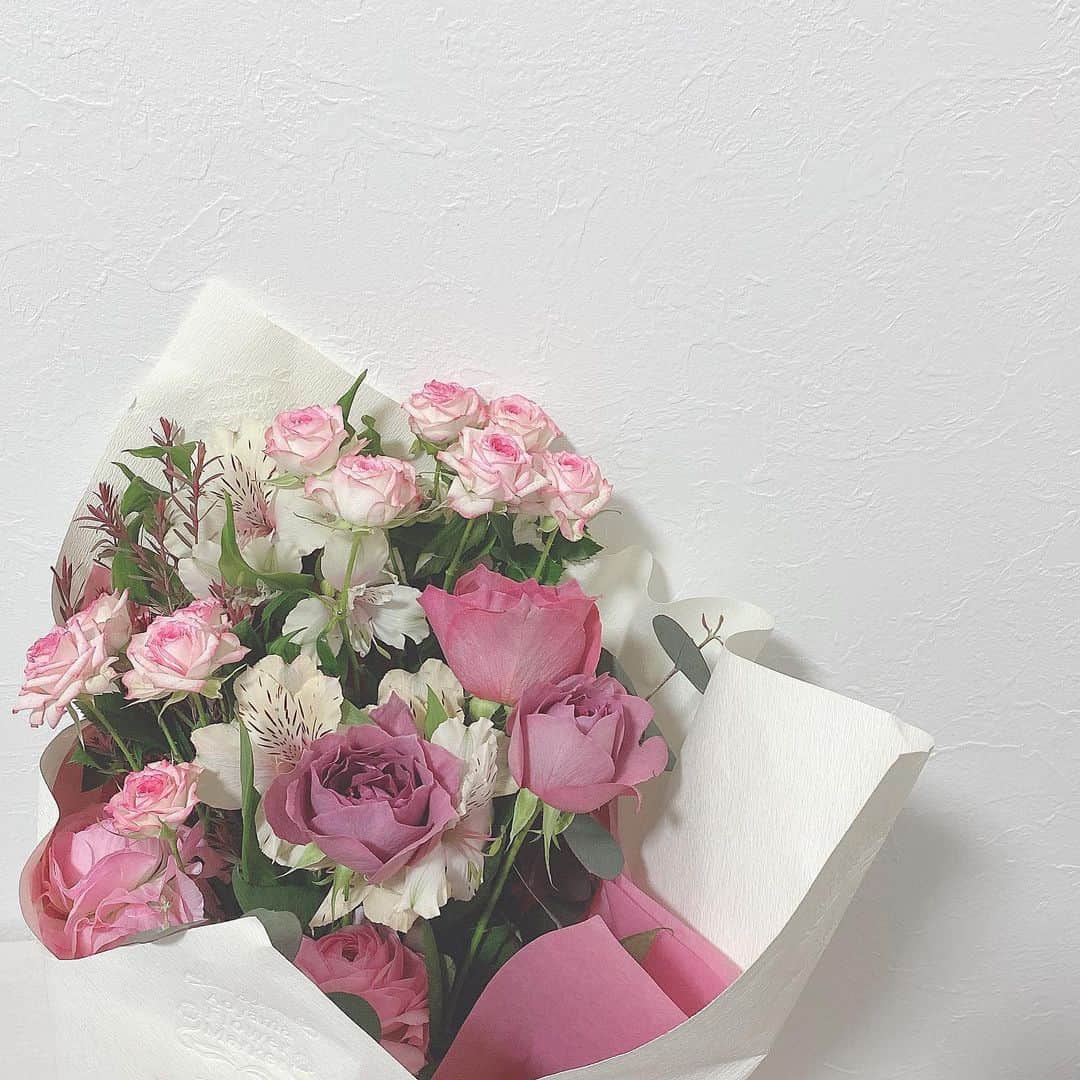 ちとせよしのさんのインスタグラム写真 - (ちとせよしのInstagram)「やっぱりお花はいいですね💐 みんなの好きなお花はなんですか？︎︎︎︎☺︎ 私は乙女椿です！  ケーキは昨日と今日でワンホールずつ食べました🎂 可愛くてもったいなかった！笑  #花束 #誕生日ケーキ」1月18日 21時31分 - chitose_yoshino