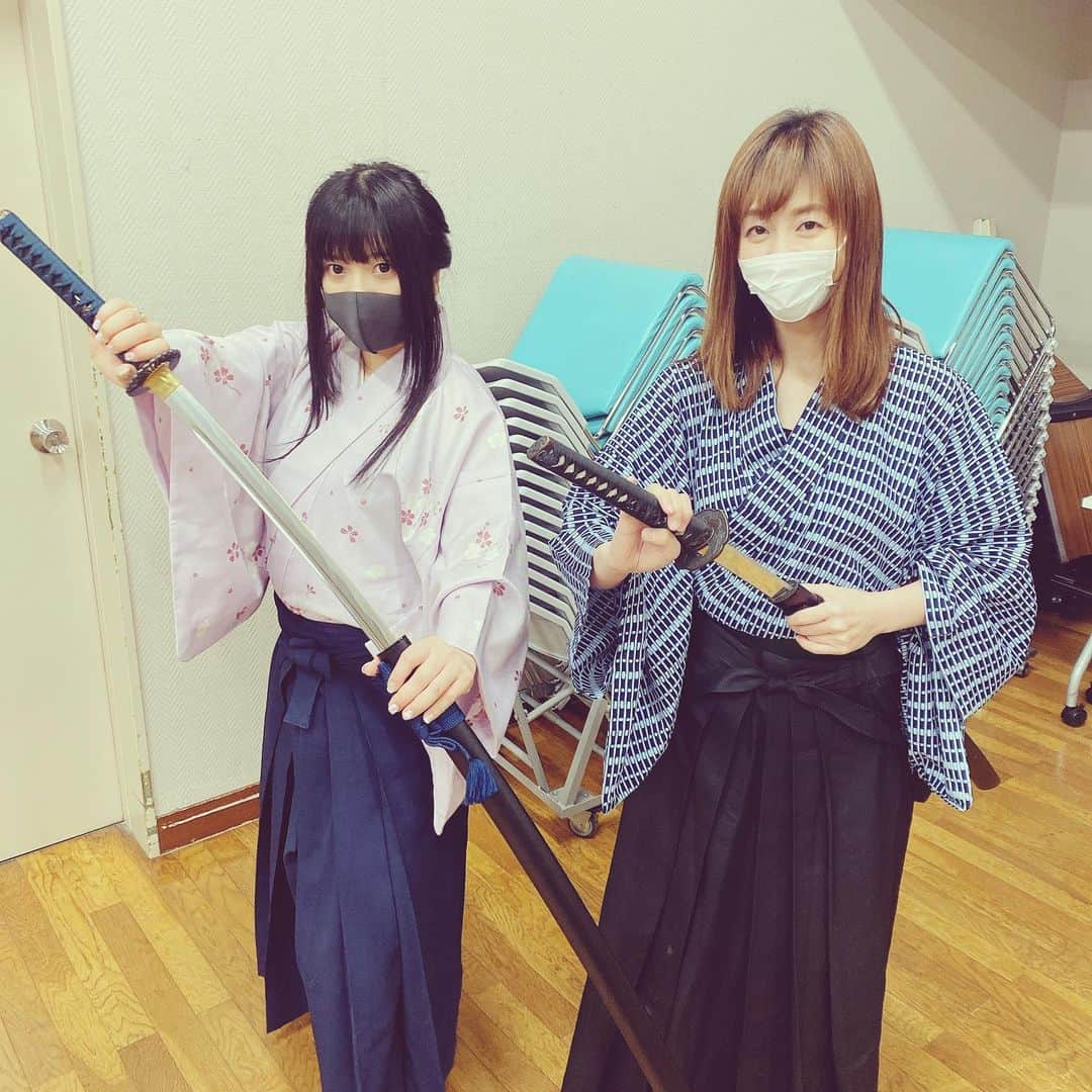 鈴華ゆう子のインスタグラム：「本日も剣舞の稽古でした。たまちゃんも体験を経て今日から壮心流の一員になったよ！#壮心流東京支部 #剣舞 #壮心流 #鈴華ゆう子 #yukosuzuhana #広田圭美 #kenbu #japanesesword #japanesefan #kimono #japanesedance」