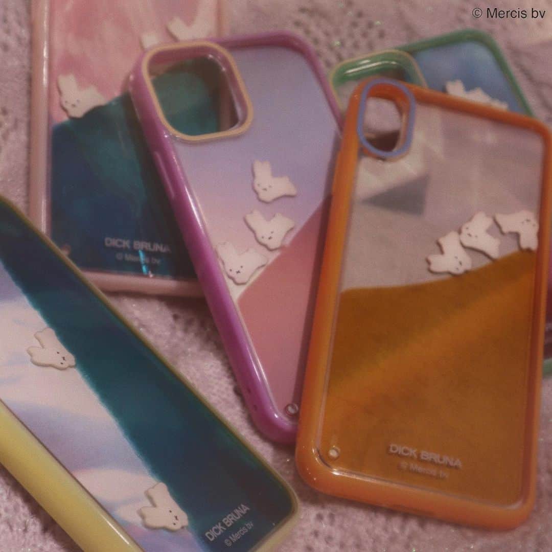 のインスタグラム：「【 LOOK back paper 】 ㅤㅤㅤㅤㅤㅤㅤㅤㅤㅤㅤㅤㅤ 1/19 (tue) 入荷予定 ぷかぷかうさぎiPhone case LOOK back paper を、 official HP にて明日12:00~配布開始！  今回は5パターンを配布致します♡ 配布素材は2枚目をご覧下さい。 ㅤㅤㅤㅤㅤㅤㅤㅤㅤㅤㅤㅤㅤ checkをお見逃しなく…！ ㅤㅤㅤㅤㅤㅤㅤㅤㅤㅤㅤㅤㅤ ㅤㅤㅤㅤㅤㅤㅤㅤㅤㅤㅤㅤㅤ 1/19 (tue) 入荷予定 ◯ ぷかぷかうさぎiPhone case ¥4,950 (tax in) ㅤㅤㅤㅤㅤㅤㅤㅤㅤㅤㅤㅤㅤ 【mint】iPhone 11pro 【orange】 iPhone XsMax 【yellow】 iPhone XR 【pink】 iPhone X/Xs 【lavender】 iPhone 12 ㅤㅤㅤㅤㅤㅤㅤㅤㅤㅤㅤㅤㅤ 〇 dick bruna × merry jenny 〇 special collaboration item ! ㅤㅤㅤㅤㅤㅤㅤㅤㅤㅤㅤㅤㅤ 大人気の ぷかぷかiPhoneケースから、 new color & new sizeが登場です。 ㅤㅤㅤㅤㅤㅤㅤㅤㅤㅤㅤㅤㅤ ぷかぷか、 波に乗る うさぎさんたち。 ㅤㅤㅤㅤㅤㅤㅤㅤㅤㅤㅤㅤㅤ ゆる～く、愛らしく、 思わず きゅん、としてしまうitemです。 ㅤㅤㅤㅤㅤㅤㅤㅤㅤㅤㅤㅤㅤ ㅤㅤㅤㅤㅤㅤㅤㅤㅤㅤㅤㅤㅤ #merryjenny #メリージェニー  #2020aw #winter #surrealisme」