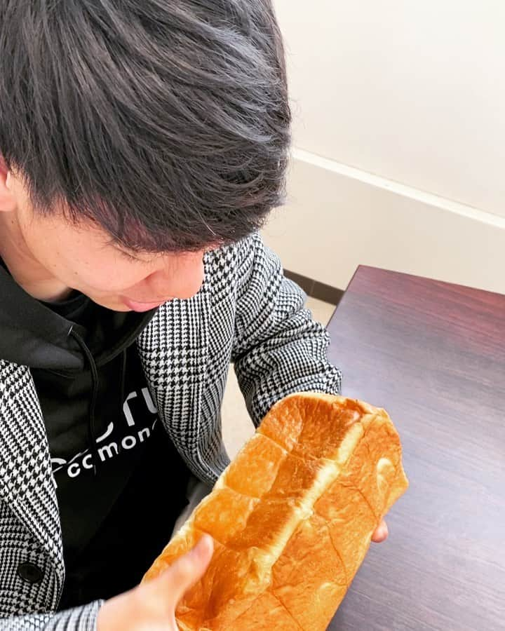 浅野拓磨のインスタグラム：「😍🍞😍🍞😍 また食べたいな。 セルビアまで届けてくれるかな？ @asanorashisa    #朝のらしさ」