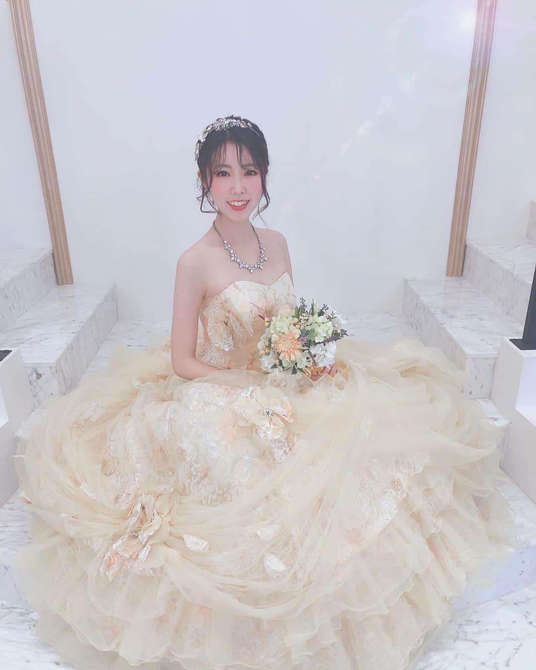 じゅみさんのインスタグラム写真 - (じゅみInstagram)「👗💒✨﻿ ﻿ ﻿ 📍セントラファエロチャペル﻿ @cafe_tony_garden  ﻿ 女子会に最高🥂﻿ ドレス試着をして撮影ができるんです📸﻿ ﻿ ドレスの種類もたくさん✨﻿ いろんなカラーやタイプがあって悩みました🤭﻿ ﻿ めちゃくちゃおしゃれな﻿ アクセサリーやヘッドドレスも﻿ たくさんの中から選べます👑﻿ ﻿ 今回はイエローのドレスをチョイス🌻﻿ ﻿ アフタヌーンティー会場や﻿ チャペルで撮影ができます🔔﻿ ﻿ ﻿ 予約制だしグループごとに案内してくれるので﻿ このご時世の楽しみ方にぴったり✨﻿ ﻿ ﻿ 未婚既婚結婚式関係なく﻿ アフタヌーンティーとドレス試着を楽しみにこれますよ😆🌹﻿ ﻿ ﻿ *☼*―――――*☼*―――――﻿ 結婚式を今後考えられてる方に特典いただいたので下記記載します🙋‍♀️﻿ かなりお得情報なのでぜひ💓﻿ ﻿ ﻿ ✴︎Jumyのインスタを見た！と結婚式見学のご来館された方だけの特典✴︎﻿ .﻿ 🎁ご来館でAmazonギフト券3万円分プレゼント﻿ 🎁 @st.raphaelchapel で成約でカラードレス全額(上限なし)プレゼント﻿ 紹介キャンペーンはHP掲載プランと併用可能◎﻿ ﻿ 詳しくは最後の画像のQRカードからCheck👏﻿ ※紹介フォームからご予約頂いた方限定の特典﻿ ※紹介者のところにJumyと記載必須﻿ ﻿ *☼*―――――*☼*―――――﻿ ﻿ #カフェトニーガーデン﻿ #ラファエロカフェ #セントラファエロチャペル御堂筋　#結婚式場 #wedding﻿ #ブライダル #ドレス撮影 #アフタヌーンティー﻿ #大阪グルメ #本町グルメ」1月18日 21時42分 - jumy_as