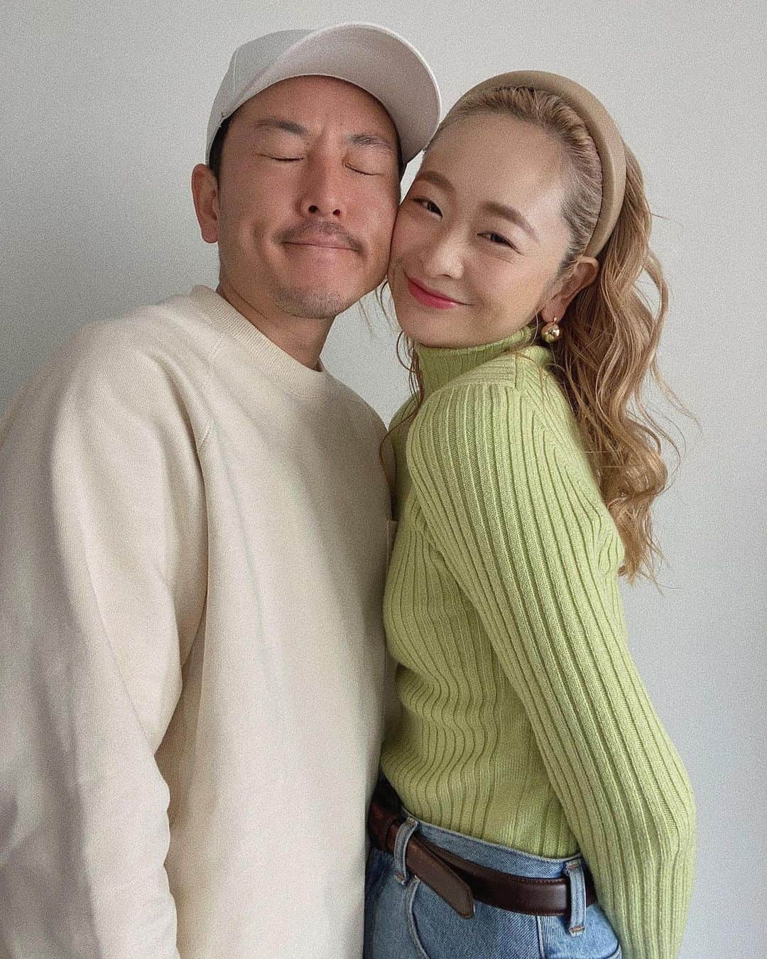 岩渕加恵さんのインスタグラム写真 - (岩渕加恵Instagram)「💖 f a m i l y 👨🏻‍🦱 🐶 👩🏼‍🦱 きのうの家族写真〜✌️ 絵文字にしたらなんか可愛い😌💕笑  💍は @tiffanyandco 💙💙💙 初めて🎁してもらった思い出のブランド😚🌿  ３枚目からは結婚記念日やし二人でも一応、、ってことで 撮ったはいいけど棒立ち具合すっご〜🧍🏻‍♂️🧍🏼‍♀️笑  記念写真ってことで採用で〜す👏💕💕笑  これからも支え合って笑顔いっぱいの家庭に していこうな〜ん😊🤝🌈🌈🌈  #いいなの日 #家族写真 #夫婦 #結婚記念日」1月18日 21時36分 - kae0113