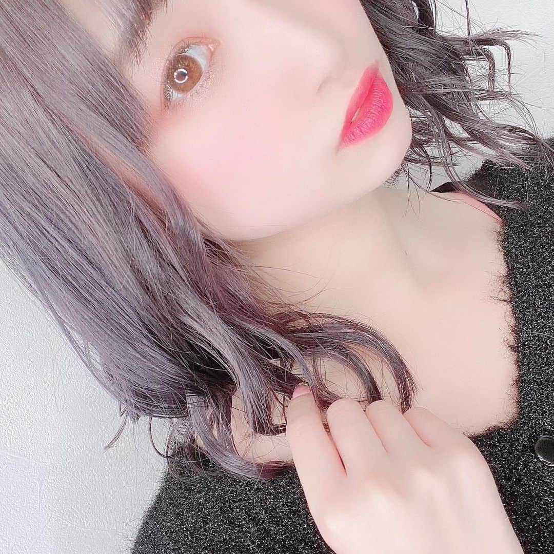 うららのインスタグラム：「髪色暗くした😌  #ヘアメ #髪色 #髪色チェンジ #ヘアカラー #ヘアアレンジ #ヘアスタイル #髪型 #髪 #黒髪 #黒髪女子 #清楚系女子 #清楚 #清楚系 #キャバ嬢 #キャバクラ #キャバ #歌舞伎町 #歌舞伎町キャバ嬢 #歌舞伎 #新宿 #可愛い #かわいい #かわいい女の子 #可愛い女の子 #自撮り女子 #自撮り #自撮り界隈」