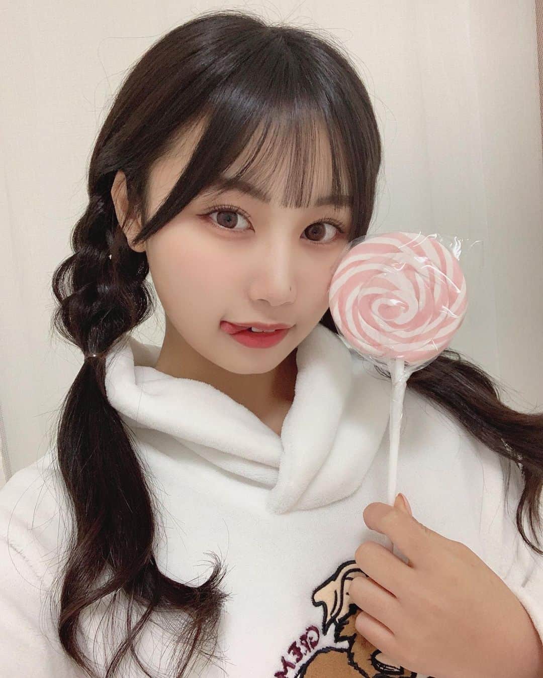 のインスタグラム：「Candy 🍭💟  ・ ・ ・  #リリバリ #lilyofthevalley #アイドル #idol #jk #18歳 #高校生 #candy #ぱっつん前髪 #シースルー前髪 #ロングヘア #ヘアアレンジ #黒髪 #みつあみアレンジ #巻き髪 #自撮り #フライングタイガー #flyingtiger」