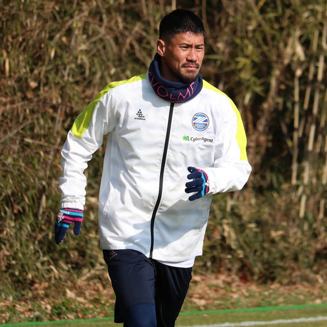 FC町田ゼルビアさんのインスタグラム写真 - (FC町田ゼルビアInstagram)「⚽2021シーズン始動⚽  本日のトレーニングフォト(10枚)👟⚽️ スワイプしてね→📸 . 🗓1月18日(月) 1️⃣ #水本裕貴 2️⃣ #長谷川アーリアジャスール 3️⃣ #髙江麗央 4️⃣ #高橋祥平 5️⃣ #深津康太 6️⃣ #デュークカルロス 7️⃣ #酒井隆介 8️⃣ #三鬼海 9️⃣ #青木義孝 🔟 #奥山政幸  #FC町田ゼルビア #zelvia #Jリーグ #サッカー #スポーツ #soccer #football #jleague #町田 #svolme #上の原グラウンド #トレーニング #イケメン」1月18日 21時40分 - fcmachidazelvia