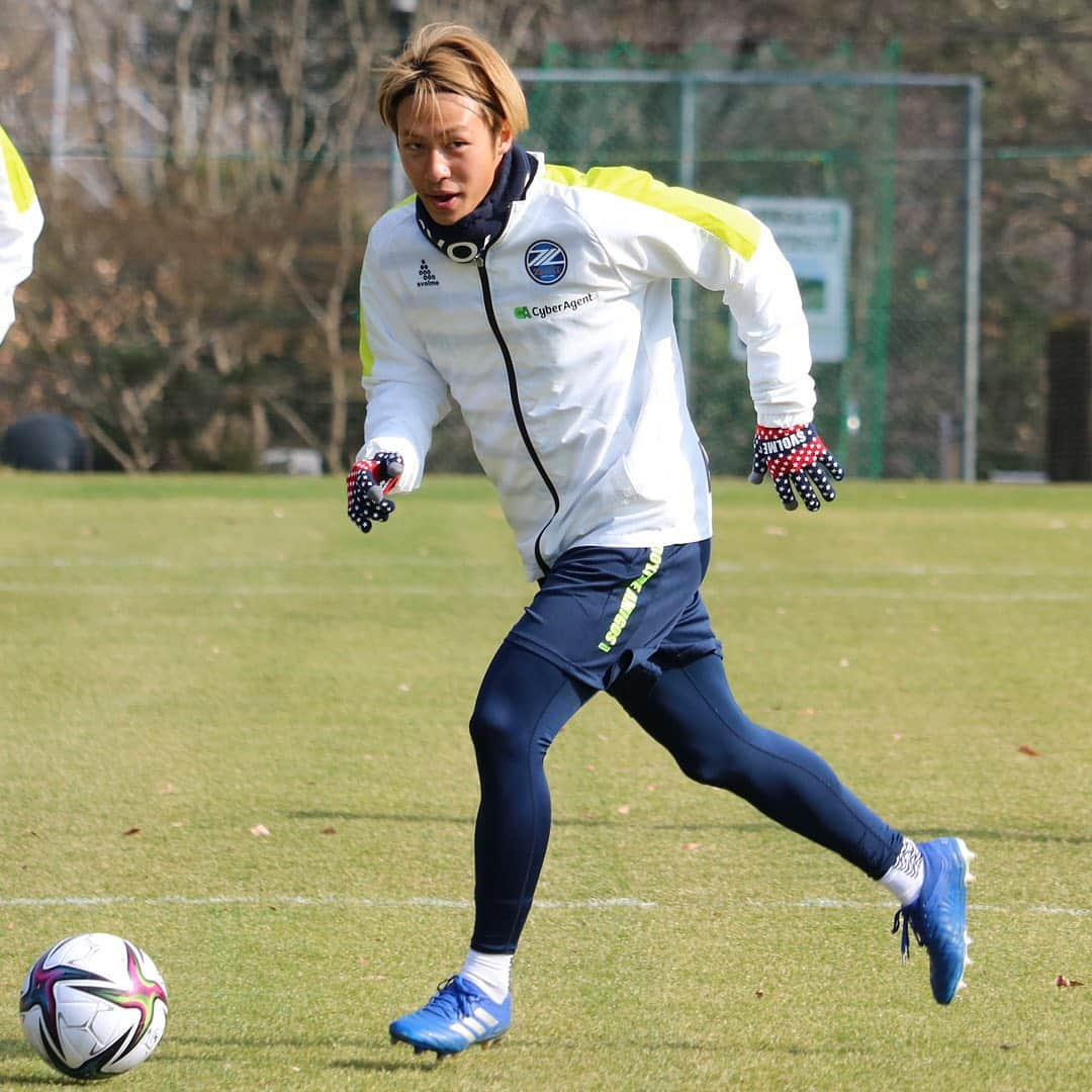 FC町田ゼルビアさんのインスタグラム写真 - (FC町田ゼルビアInstagram)「⚽2021シーズン始動⚽  本日のトレーニングフォト(10枚)👟⚽️ スワイプしてね→📸 . 🗓1月18日(月) 1️⃣ #水本裕貴 2️⃣ #長谷川アーリアジャスール 3️⃣ #髙江麗央 4️⃣ #高橋祥平 5️⃣ #深津康太 6️⃣ #デュークカルロス 7️⃣ #酒井隆介 8️⃣ #三鬼海 9️⃣ #青木義孝 🔟 #奥山政幸  #FC町田ゼルビア #zelvia #Jリーグ #サッカー #スポーツ #soccer #football #jleague #町田 #svolme #上の原グラウンド #トレーニング #イケメン」1月18日 21時40分 - fcmachidazelvia