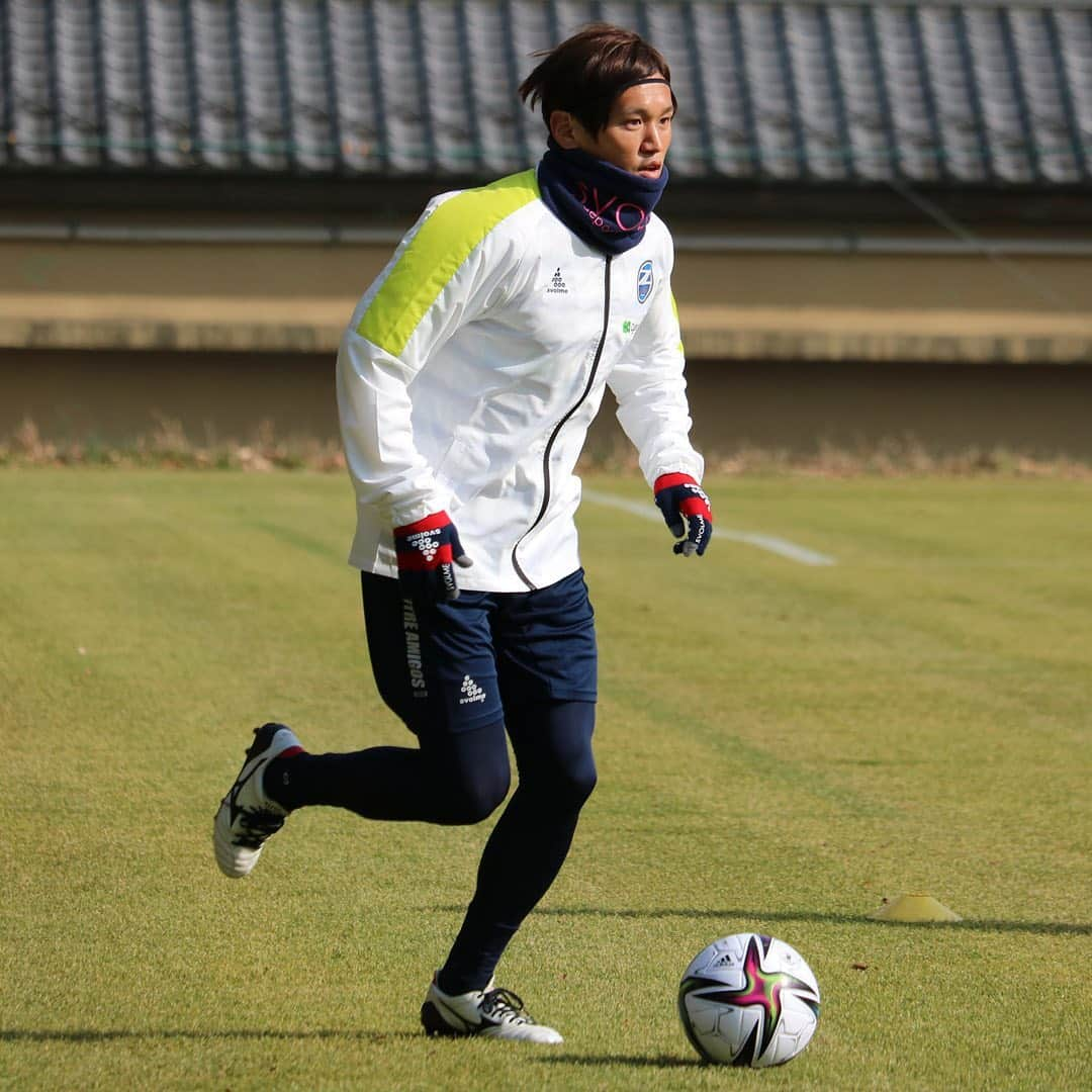 FC町田ゼルビアさんのインスタグラム写真 - (FC町田ゼルビアInstagram)「⚽2021シーズン始動⚽  本日のトレーニングフォト(10枚)👟⚽️ スワイプしてね→📸 . 🗓1月18日(月) 1️⃣ #水本裕貴 2️⃣ #長谷川アーリアジャスール 3️⃣ #髙江麗央 4️⃣ #高橋祥平 5️⃣ #深津康太 6️⃣ #デュークカルロス 7️⃣ #酒井隆介 8️⃣ #三鬼海 9️⃣ #青木義孝 🔟 #奥山政幸  #FC町田ゼルビア #zelvia #Jリーグ #サッカー #スポーツ #soccer #football #jleague #町田 #svolme #上の原グラウンド #トレーニング #イケメン」1月18日 21時40分 - fcmachidazelvia