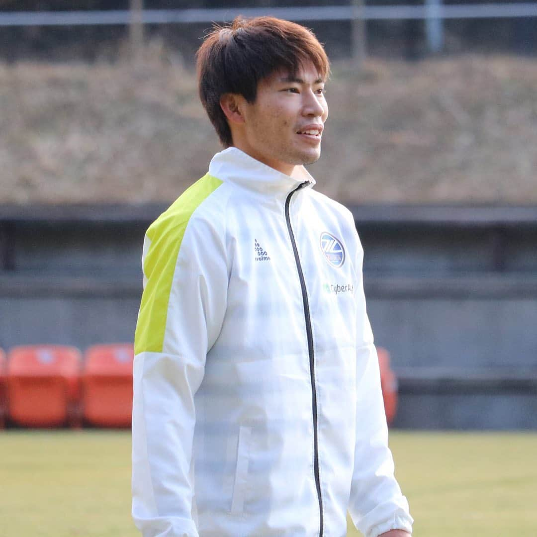 FC町田ゼルビアさんのインスタグラム写真 - (FC町田ゼルビアInstagram)「⚽2021シーズン始動⚽  本日のトレーニングフォト(10枚)👟⚽️ スワイプしてね→📸 . 🗓1月18日(月) 1️⃣ #水本裕貴 2️⃣ #長谷川アーリアジャスール 3️⃣ #髙江麗央 4️⃣ #高橋祥平 5️⃣ #深津康太 6️⃣ #デュークカルロス 7️⃣ #酒井隆介 8️⃣ #三鬼海 9️⃣ #青木義孝 🔟 #奥山政幸  #FC町田ゼルビア #zelvia #Jリーグ #サッカー #スポーツ #soccer #football #jleague #町田 #svolme #上の原グラウンド #トレーニング #イケメン」1月18日 21時40分 - fcmachidazelvia