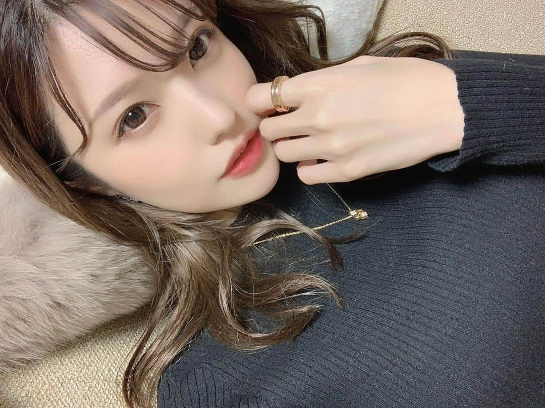 みはとのインスタグラム：「#🎁 #💍   昨年のクリスマス 母サンタからもらったプレゼント🥺💕  これつけてると良い事ある気がして お守りみたいにつけてる🥰  そして私が10年以上愛用しているフェイスパウダー #ミラノコレクション 💄✨  ママさんありがとう🥺❤️  #クリスマスプレゼント  #プレゼント  #指輪  #リング  #bvrgali  #ブルガリ  #ring  #可愛い  #アクセサリー  #ミラノコレクション2021  #フェイスパウダー  #陶器肌  #美白  #makeup  #メイク #コスメ #cosmetics  #cosme  #follow  #followｍe  #likeforlikes  #フォローミー  #selfie  #自撮り #girl」