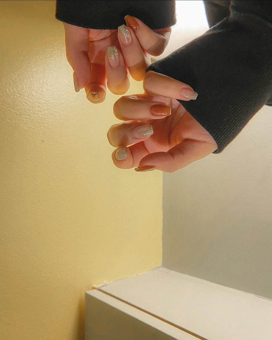 のインスタグラム：「Nail💛  #newnail #ネイル #スクエアネイル #べっこうネイル #ニュアンスネイル #壁取り付け用燭台 #ブラケット #nail #バスルーム #ランプシェード」