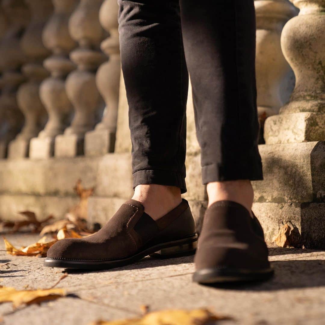 のインスタグラム：「Winter sunlight turns into the perfect spotlights for A.Testoni slip-on.   #journeythroughtime #atestoni #fw20 #italiandesign #madeinbolognasince1929 #luxury #luxuryattire #finecraftsmanship #italianshoes #suedeshoes #slipon #menshoes #effortlesselegance」