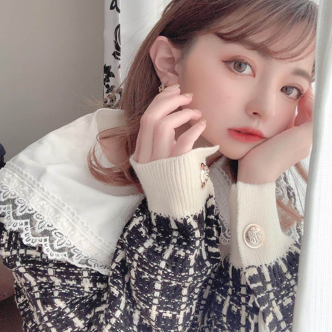 Harukaのインスタグラム：「• ガーリーすぎたか？🤍😅 • @lilyboutique_official  さんのカーディガンです！ ・ #ガーリーコーデ」
