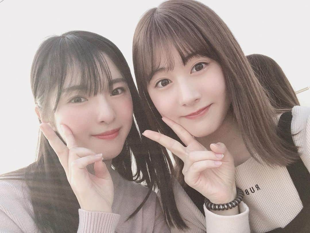 加藤美南のインスタグラム：「ななみ😊❤️ いつからこんなに仲良くなったのかきっかけはわからないけど、研究生として活動してから、中々うまく馴染めずにいた私に色んな面で色んな方向から助け船を差し出してくれて感謝しかないですし、ななみと過ごす時間は本当どれも心の底から楽しくてしょうがなかったです。正直、グループを卒業することと同じくらいななみの側で活動できないことが寂しく、それほど沢山の思い出つくってくれました。生誕祭でお手紙を書いてくれたりしたのも本当に嬉しかった。 どこまでも自分の可能性を信じて頑張ってね！😊 ななみならできるよ！！！ 応援してます☺️❤️」