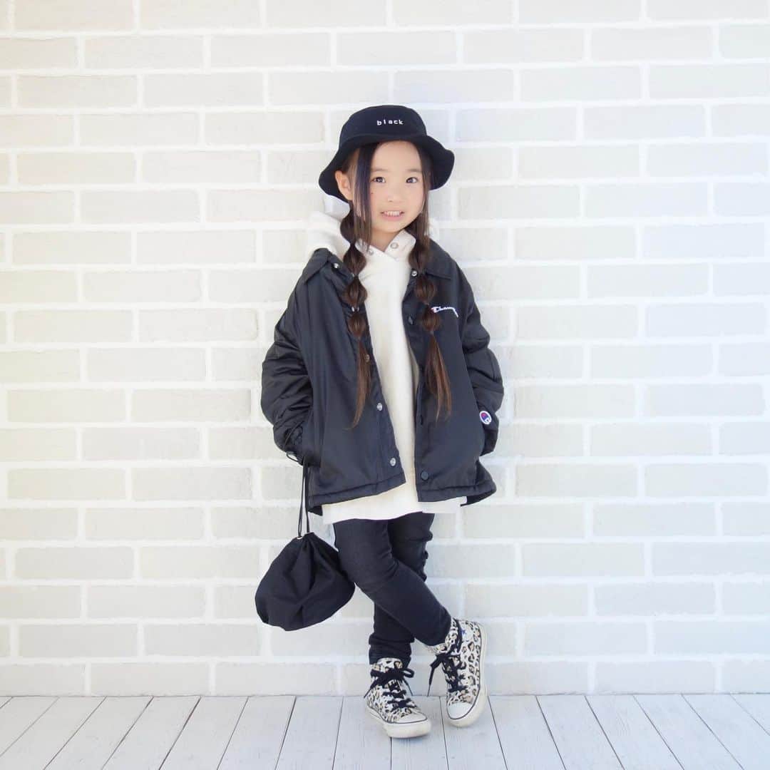 Saraさんのインスタグラム写真 - (SaraInstagram)「. coordinate♡ . チャンピオンのコーチジャケット🖤 @branshes でGET✌️ . バックのロゴもかわいくて 裏ボアだから暖かい🖤◎ . outer ▶︎ #branshes  hoodie ▶︎ #jeanasis pants ▶︎ #branshes  shoes ▶︎ #converse  bag ▶︎ #lowrysfarm  . #ootd #kids #kids_japan #kids_japan_ootd #kjp_ootd #kidsfahion #kidscode #kidsootd #kidswear #キッズコーデ #キッズファッション #インスタキッズ #チャンピオン #コーチジャケット #デニム #コンバース #champion」1月18日 21時46分 - sarasara718