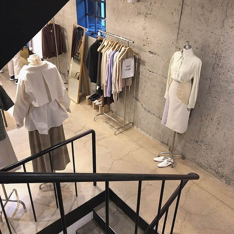 中島咲季のインスタグラム：「韓国に服とかコスメとか買い込みに行けるのはいつになるかなあ🥺 . #韓国 #旅行に行きたい  #お店の雰囲気も好き」